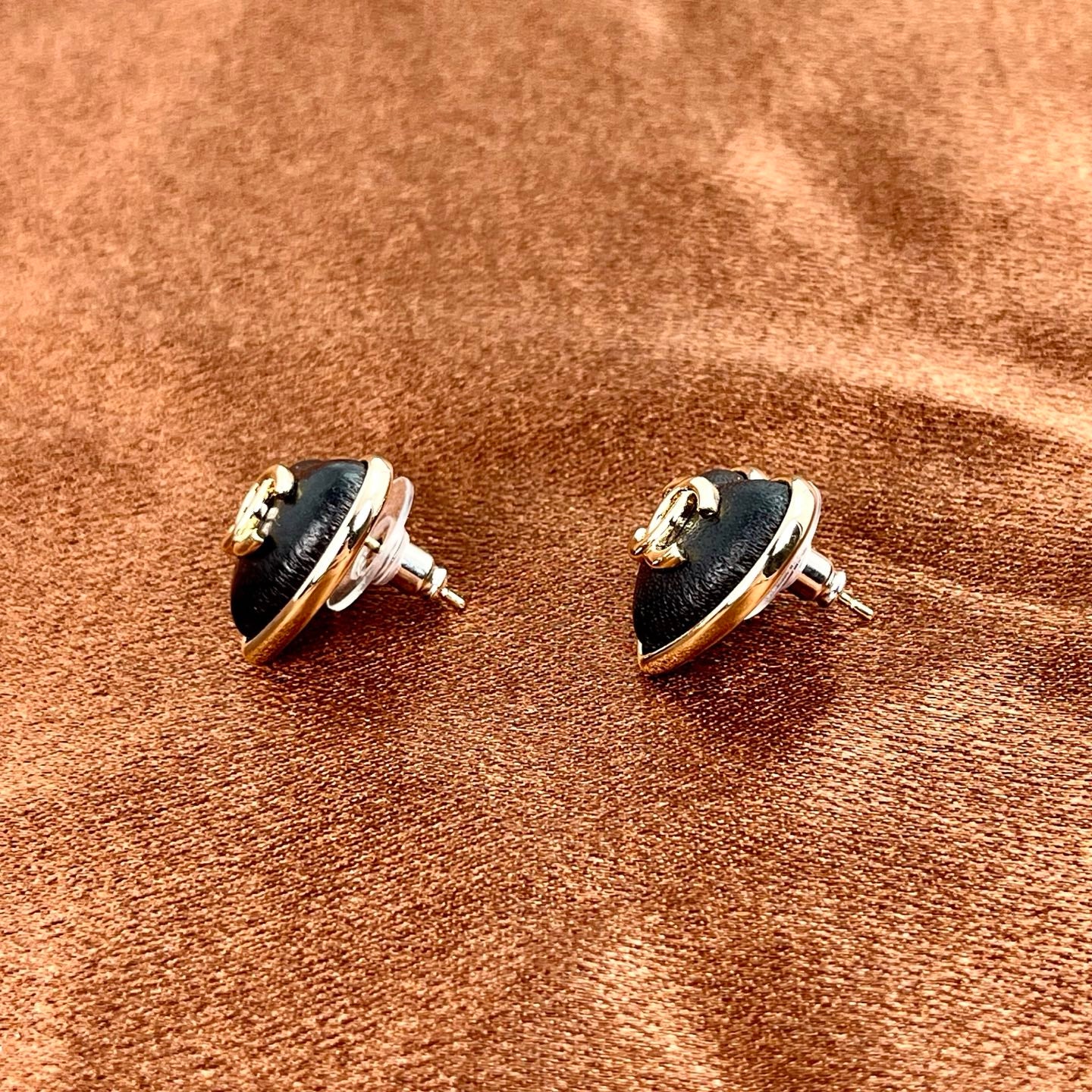 Chanel Classic CC Heart Stud Earrings – Lambskin Leather / Gold-tone [Used]