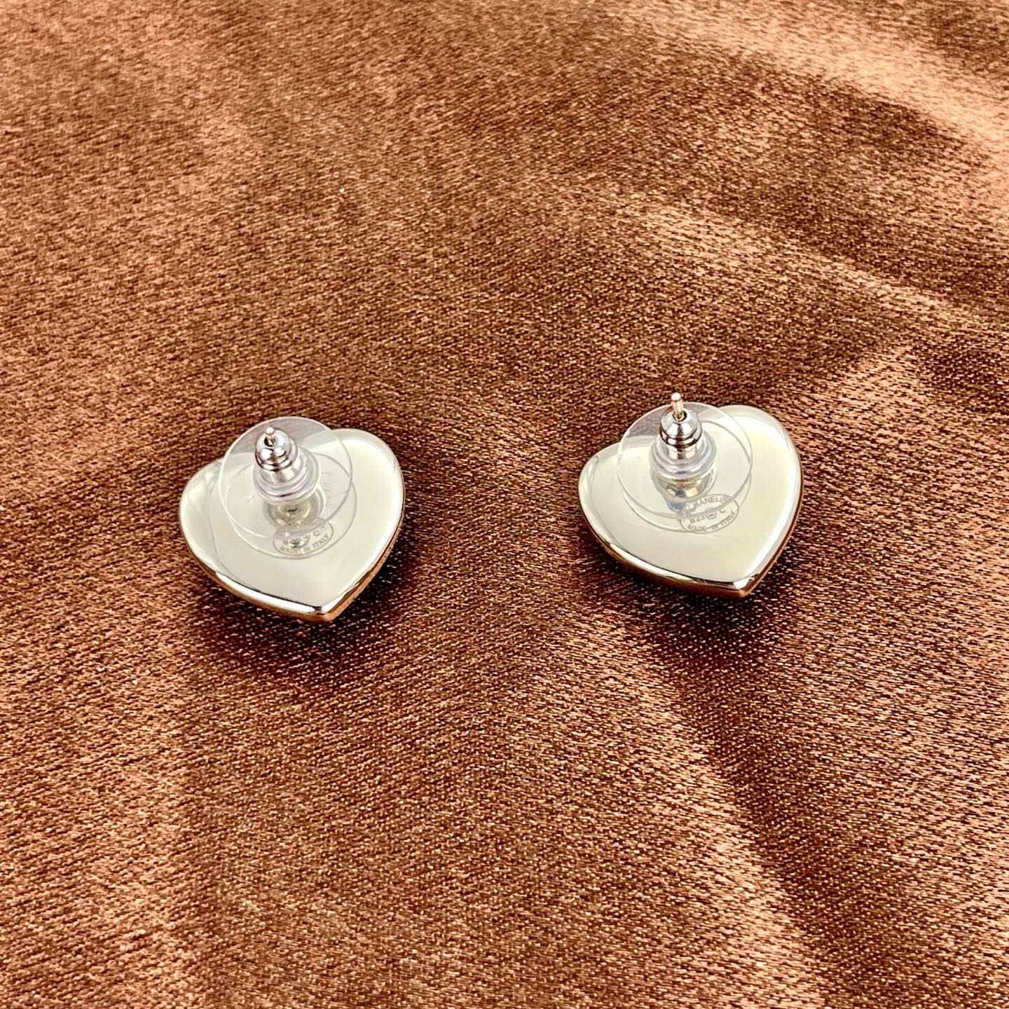 Chanel Classic CC Heart Stud Earrings – Lambskin Leather / Gold-tone [Used]