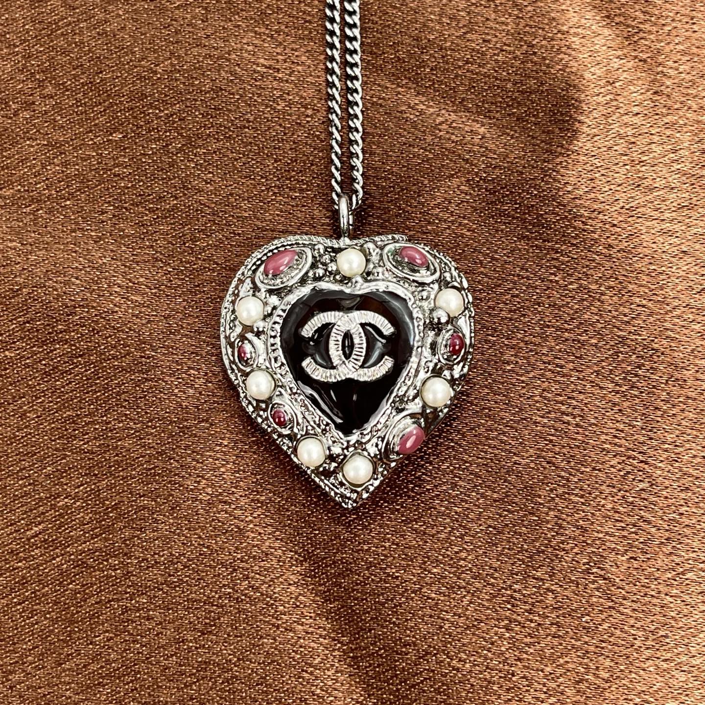Chanel Heart Pendant Necklace with Pearl & Enamel – Gunmetal Gray [Used]