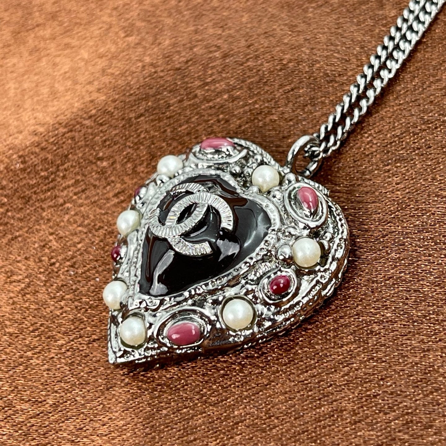 Chanel Heart Pendant Necklace with Pearl & Enamel – Gunmetal Gray [Used]