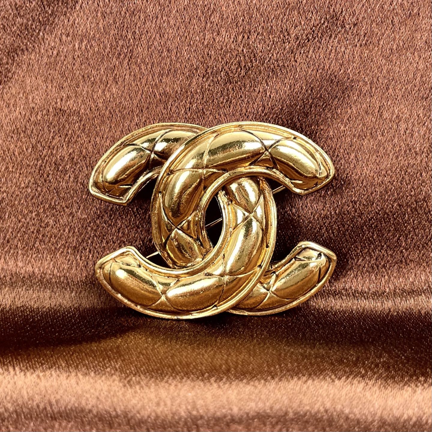 CHANEL CC LOGO Matelasse Vintage Golden Brooch Medium size [Used]