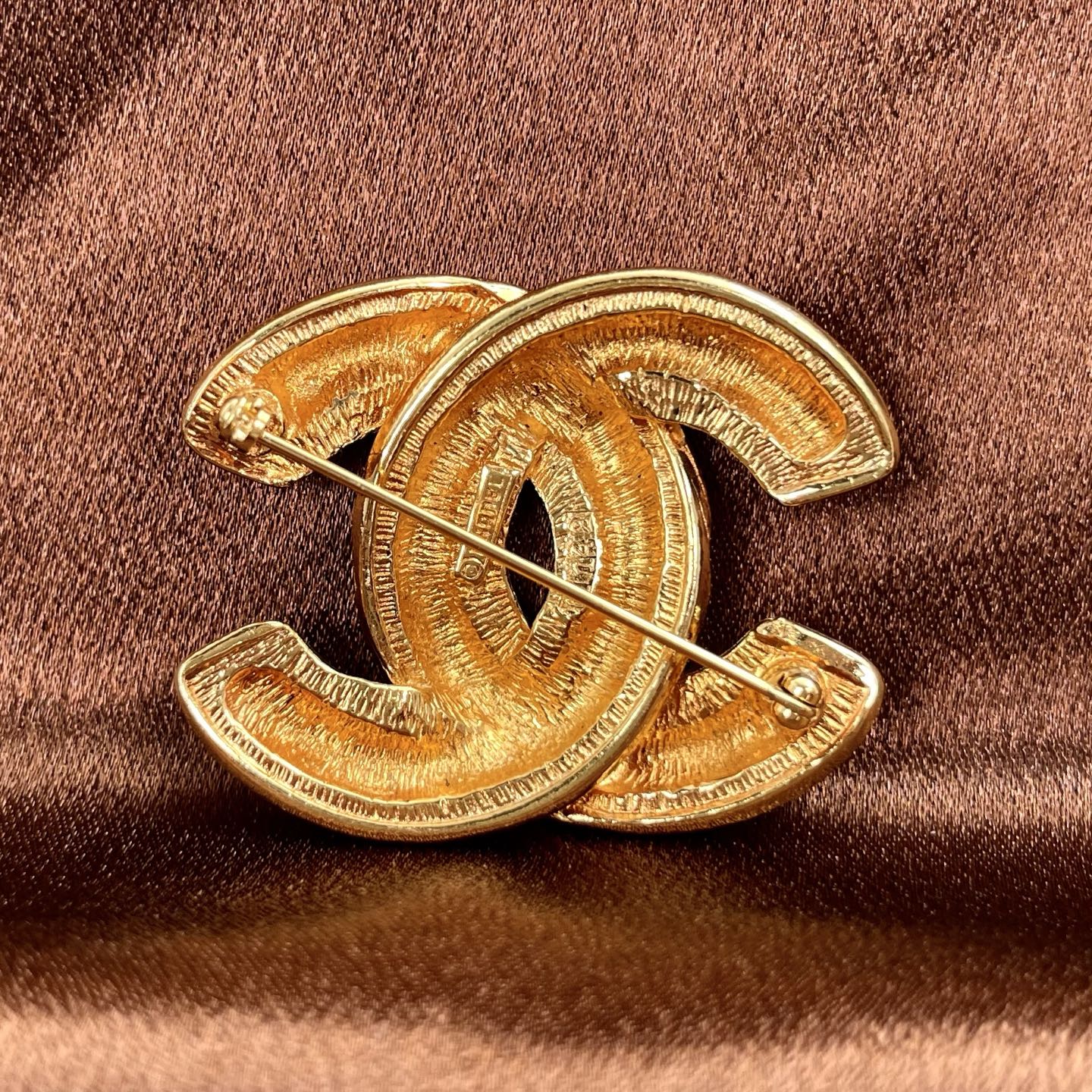 CHANEL CC LOGO Matelasse Vintage Golden Brooch Medium size [Used]