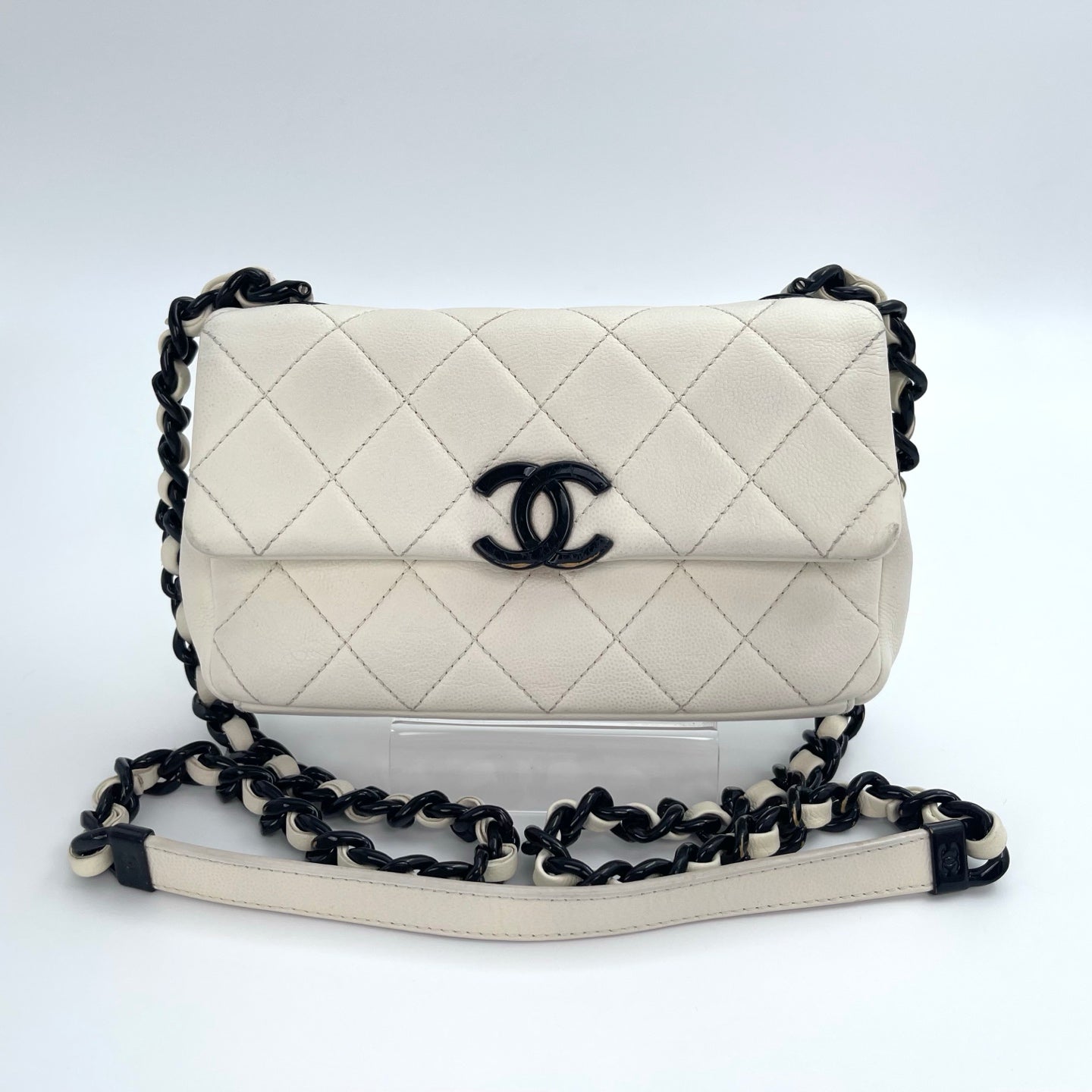 Chanel White Quilted Caviar Leather Black CC Chain Shoulder Bag – White/Black [Used]