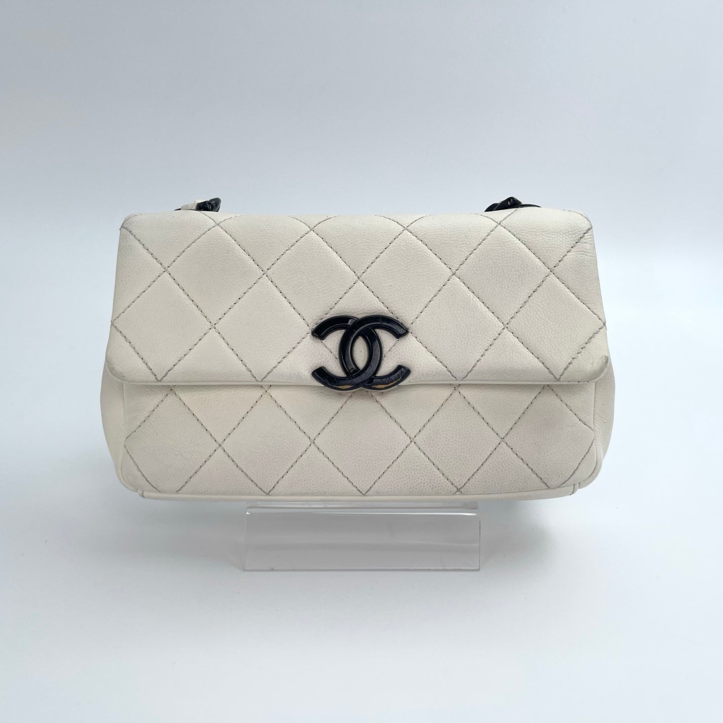 Chanel White Quilted Caviar Leather Black CC Chain Shoulder Bag – White/Black [Used]