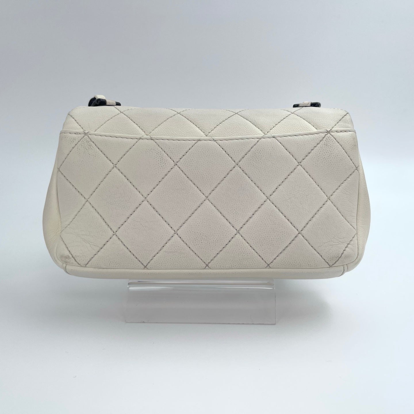 Chanel White Quilted Caviar Leather Black CC Chain Shoulder Bag – White/Black [Used]