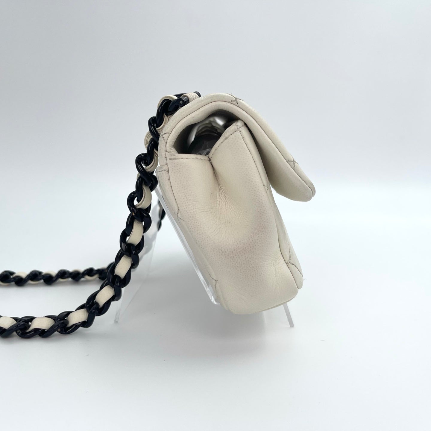 Chanel White Quilted Caviar Leather Black CC Chain Shoulder Bag – White/Black [Used]