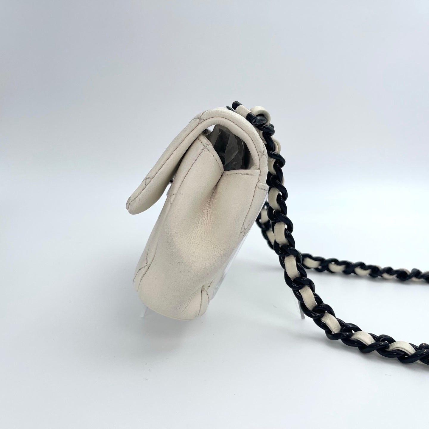 Chanel White Quilted Caviar Leather Black CC Chain Shoulder Bag – White/Black [Used]