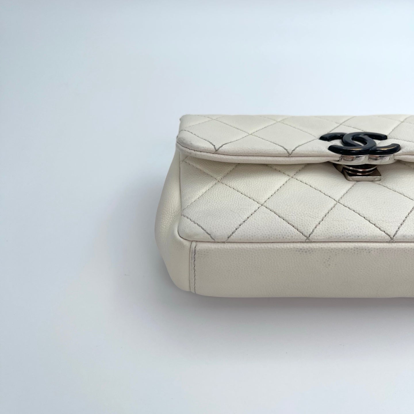 Chanel White Quilted Caviar Leather Black CC Chain Shoulder Bag – White/Black [Used]