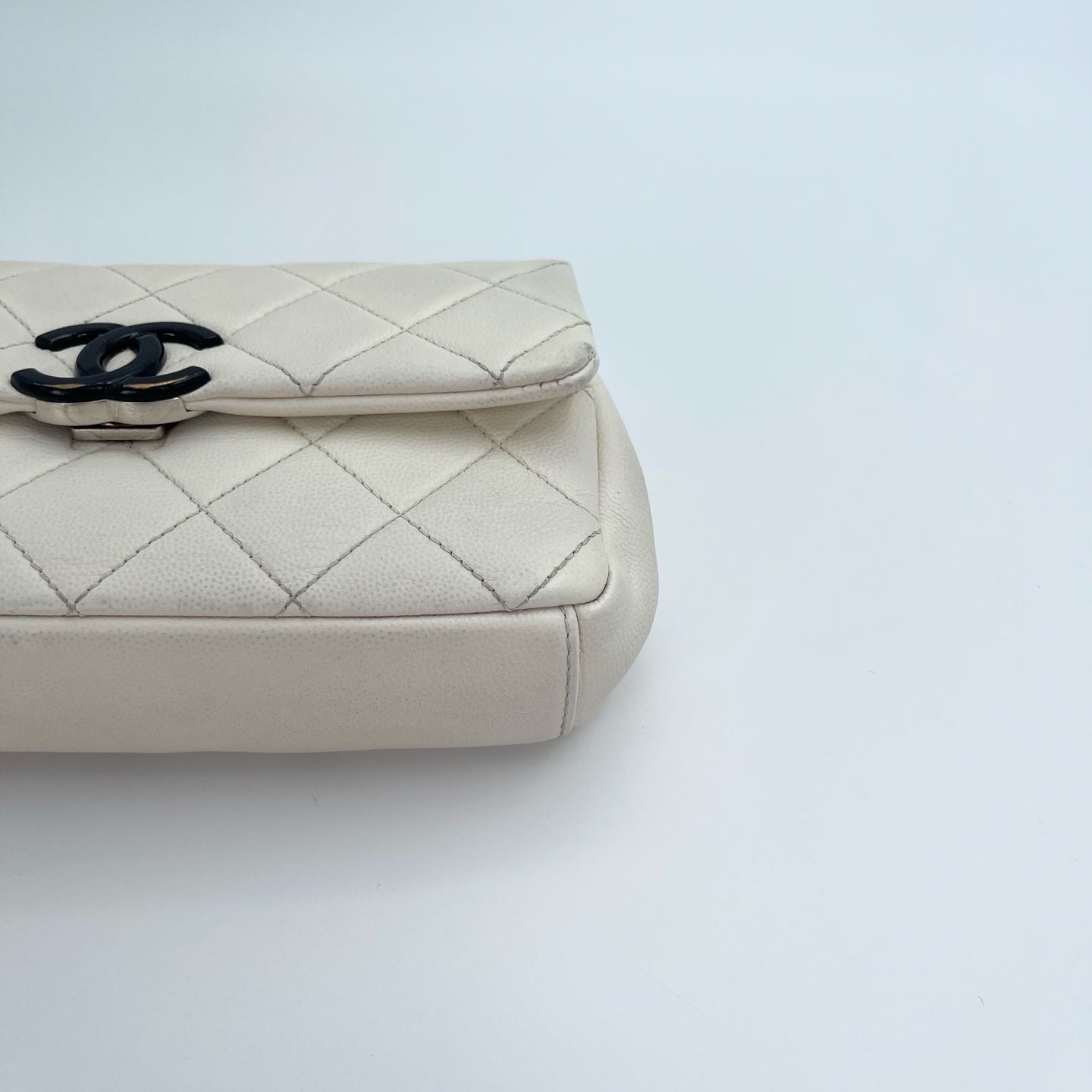 Chanel White Quilted Caviar Leather Black CC Chain Shoulder Bag – White/Black [Used]