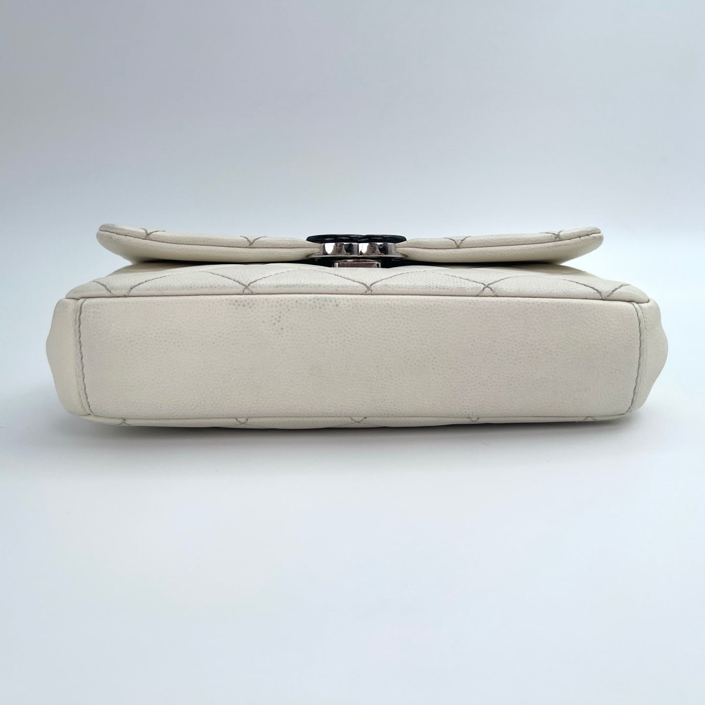 Chanel White Quilted Caviar Leather Black CC Chain Shoulder Bag – White/Black [Used]