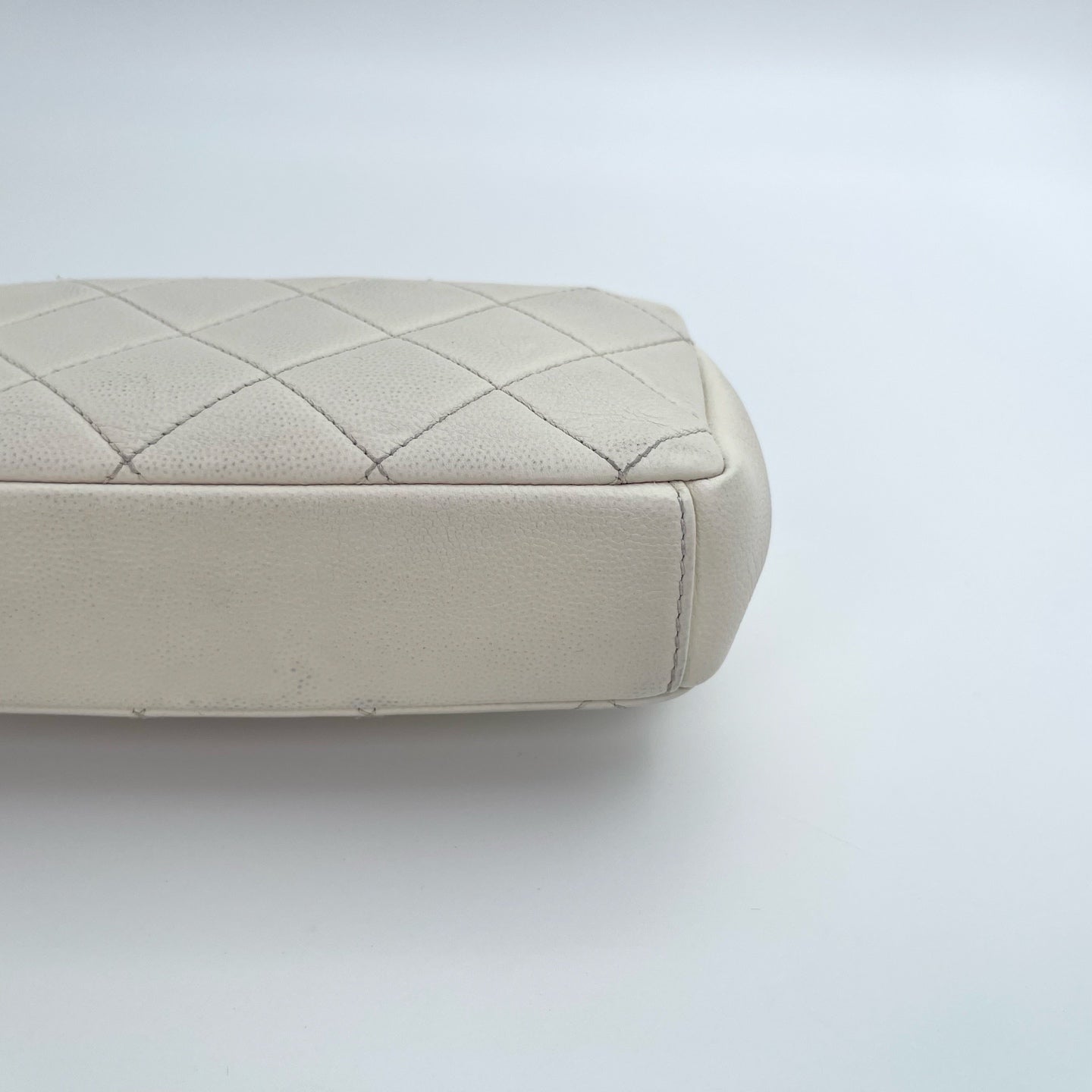 Chanel White Quilted Caviar Leather Black CC Chain Shoulder Bag – White/Black [Used]