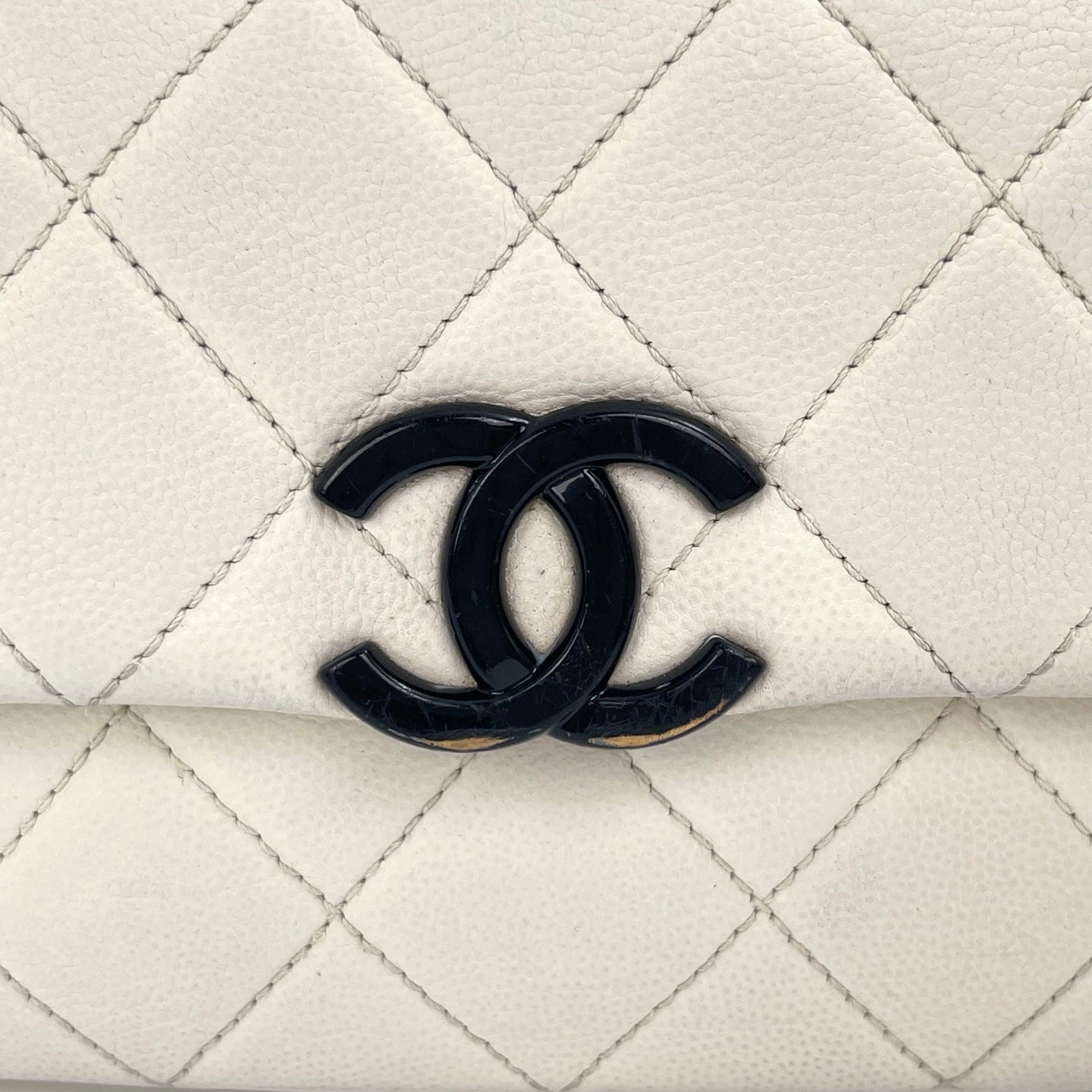 Chanel White Quilted Caviar Leather Black CC Chain Shoulder Bag – White/Black [Used]