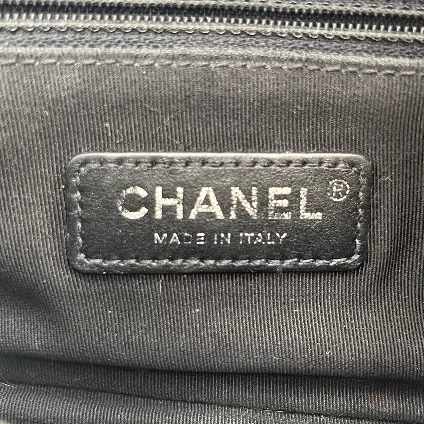 Chanel White Quilted Caviar Leather Black CC Chain Shoulder Bag – White/Black [Used]