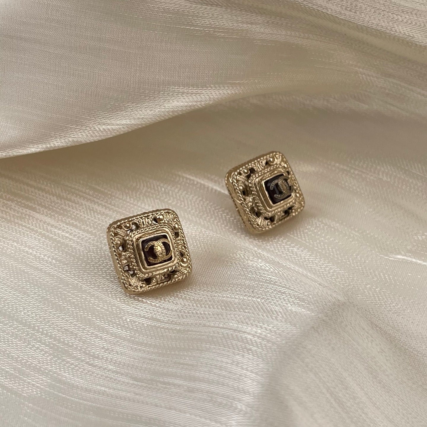 Chanel Square Gold Filigree CC Earrings – Gold [Used]