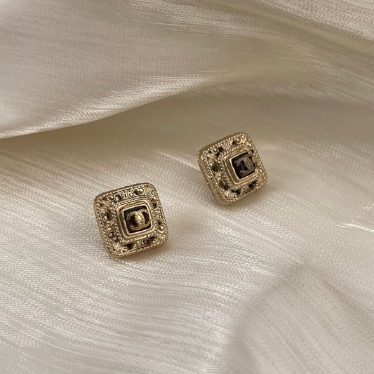 Chanel Square Gold Filigree CC Earrings – Gold [Used]