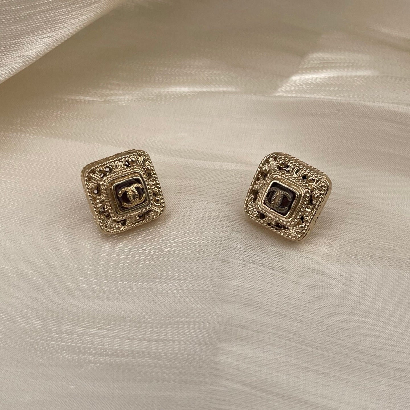 Chanel Square Gold Filigree CC Earrings – Gold [Used]