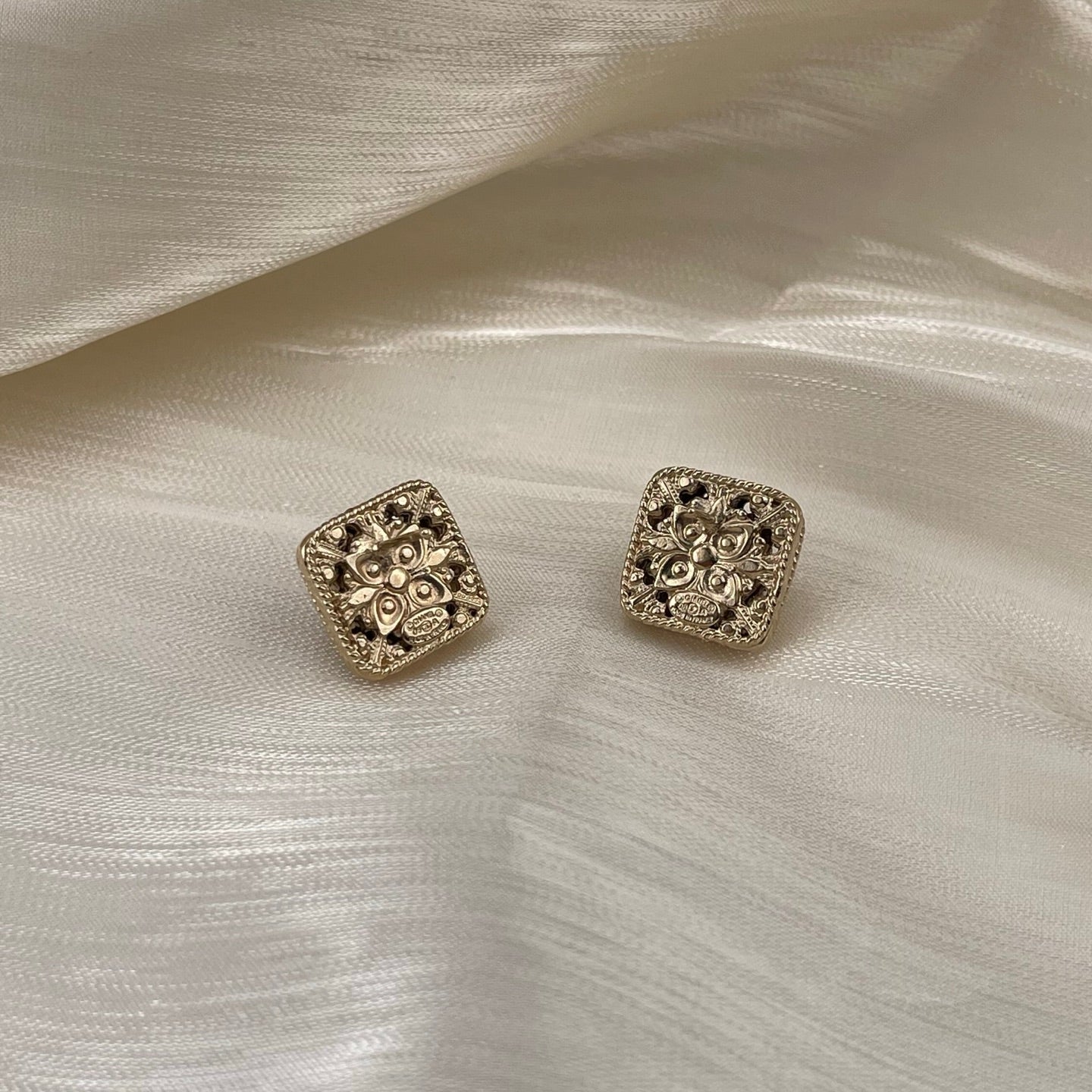 Chanel Square Gold Filigree CC Earrings – Gold [Used]
