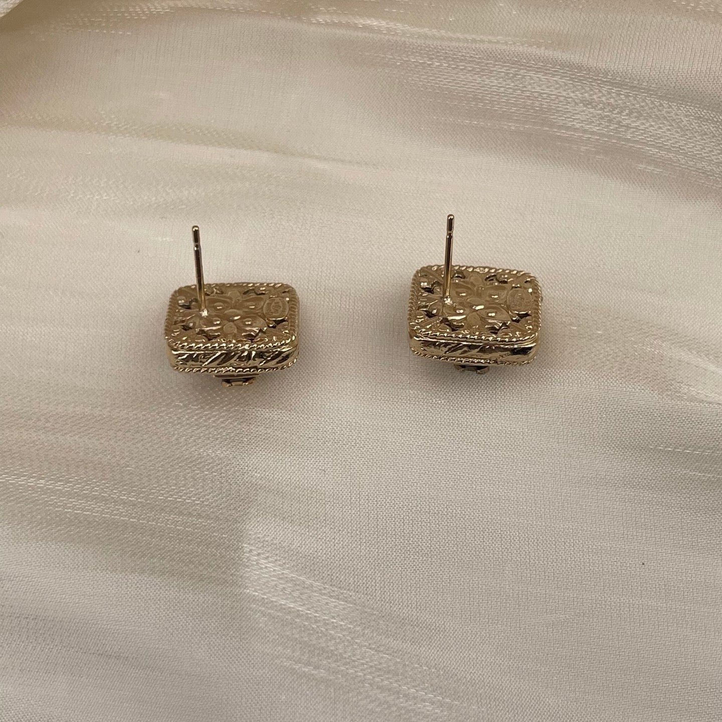 Chanel Square Gold Filigree CC Earrings – Gold [Used]