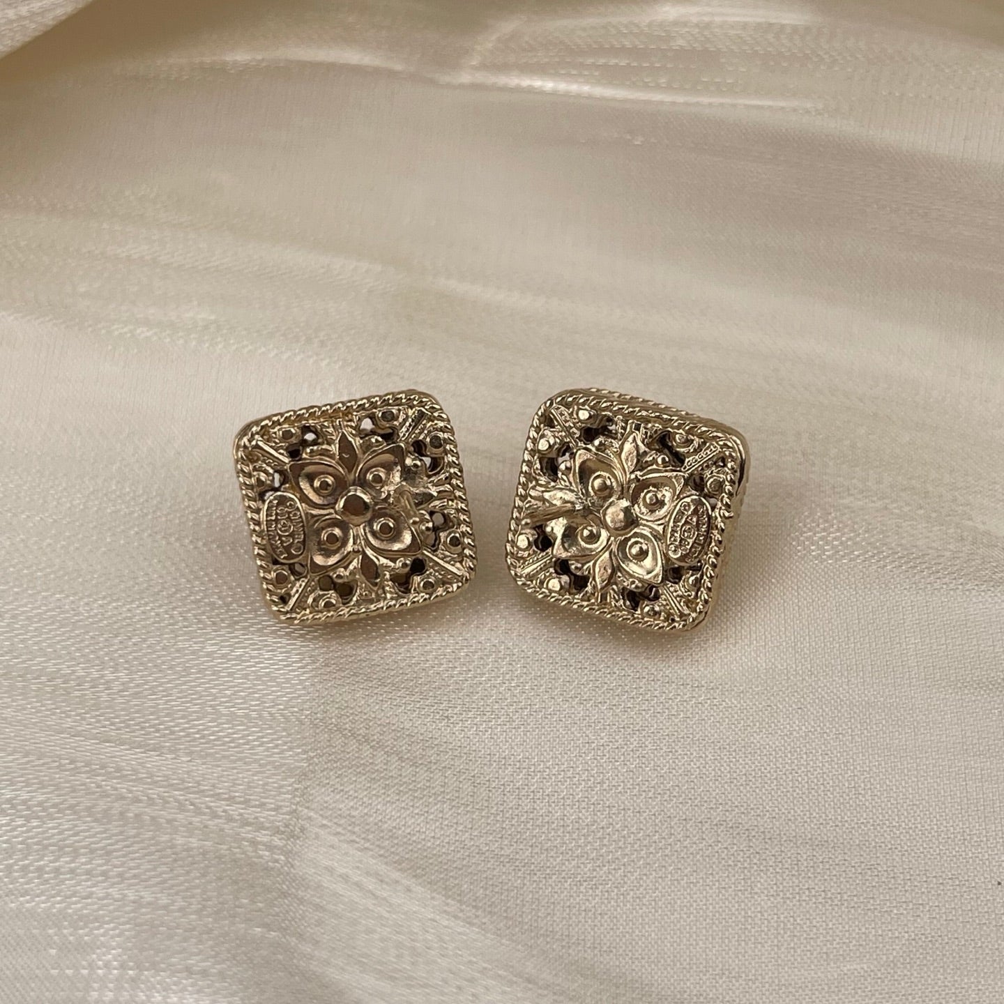 Chanel Square Gold Filigree CC Earrings – Gold [Used]