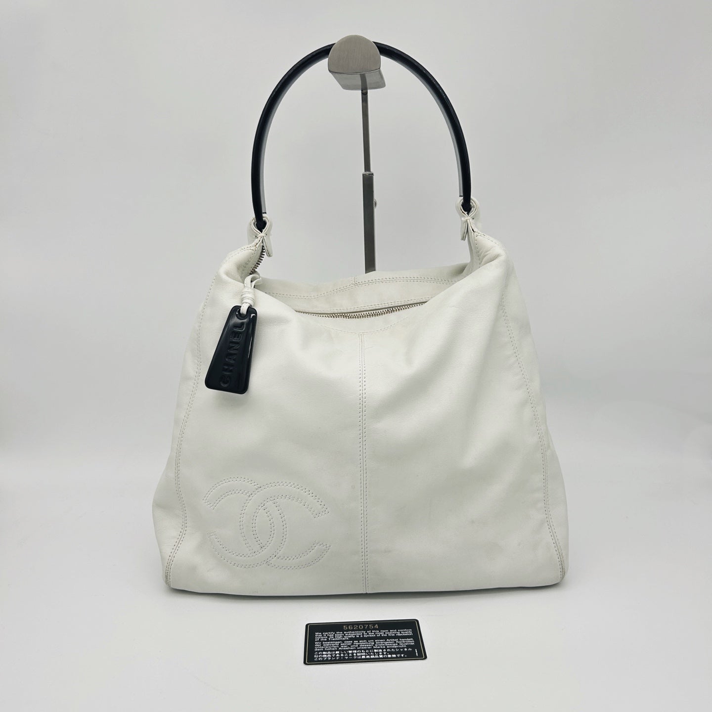Chanel White Lambskin Black Acrylic Handle Hobo Shoulder Bag [Used]