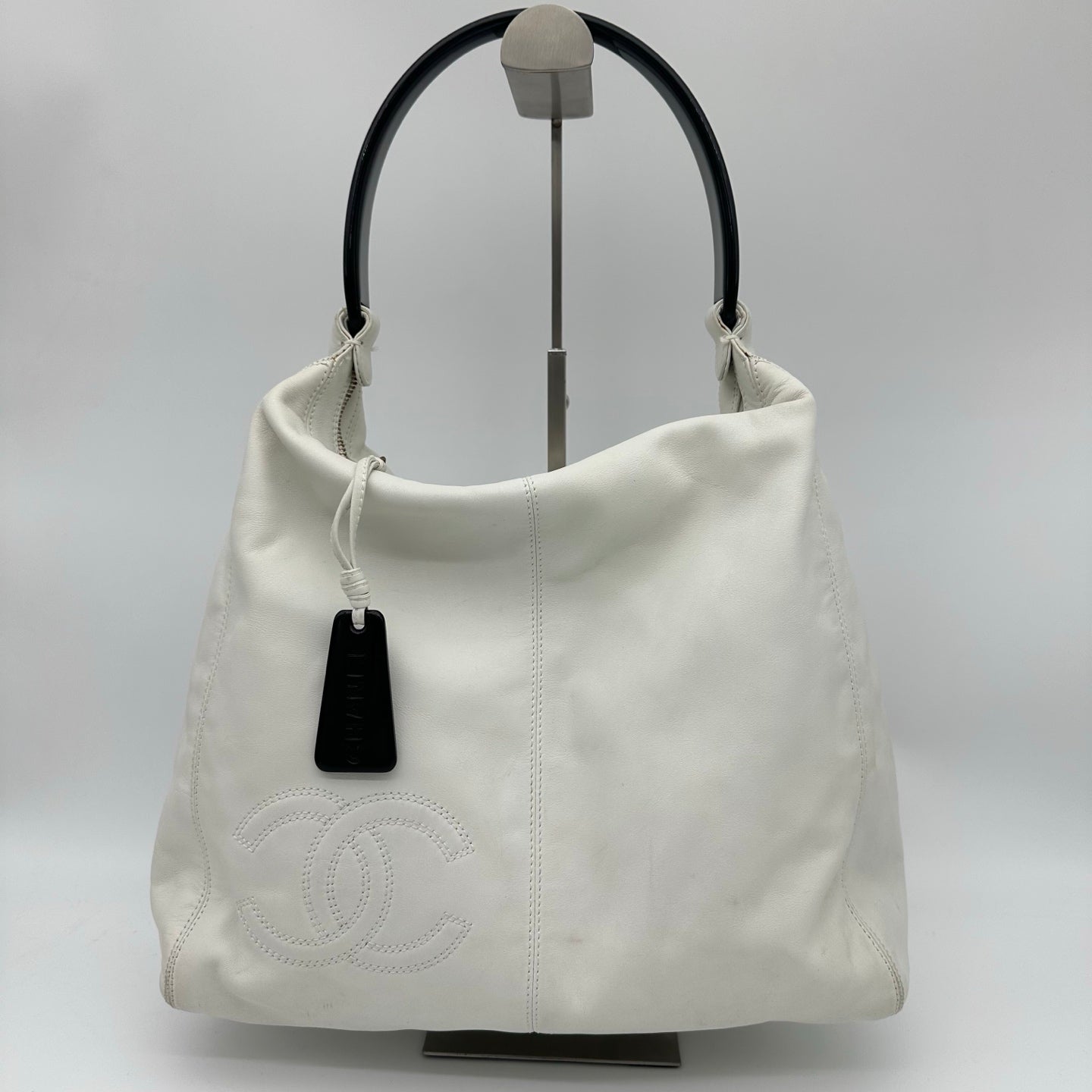 Chanel White Lambskin Black Acrylic Handle Hobo Shoulder Bag [Used]