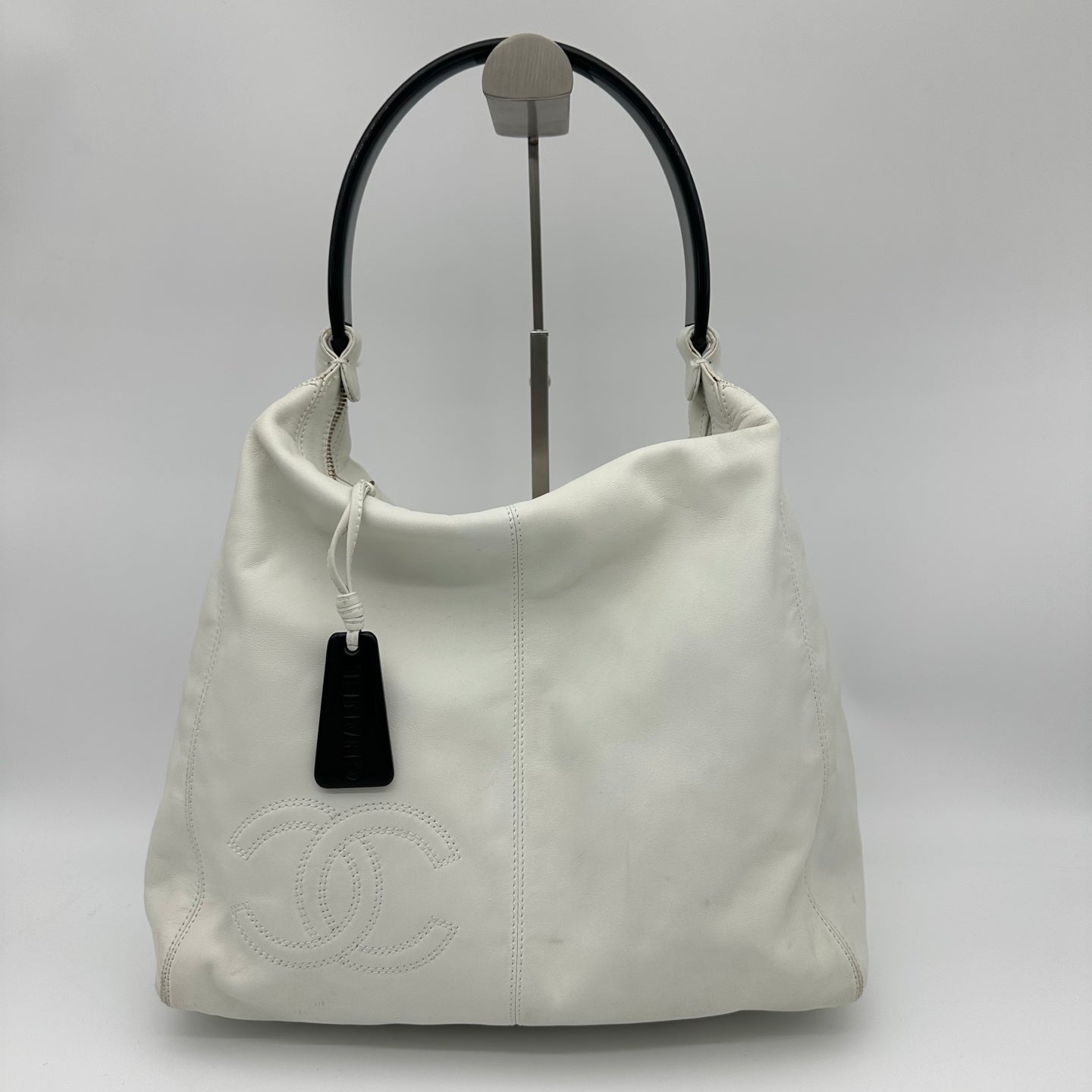 Chanel White Lambskin Black Acrylic Handle Hobo Shoulder Bag [Used]