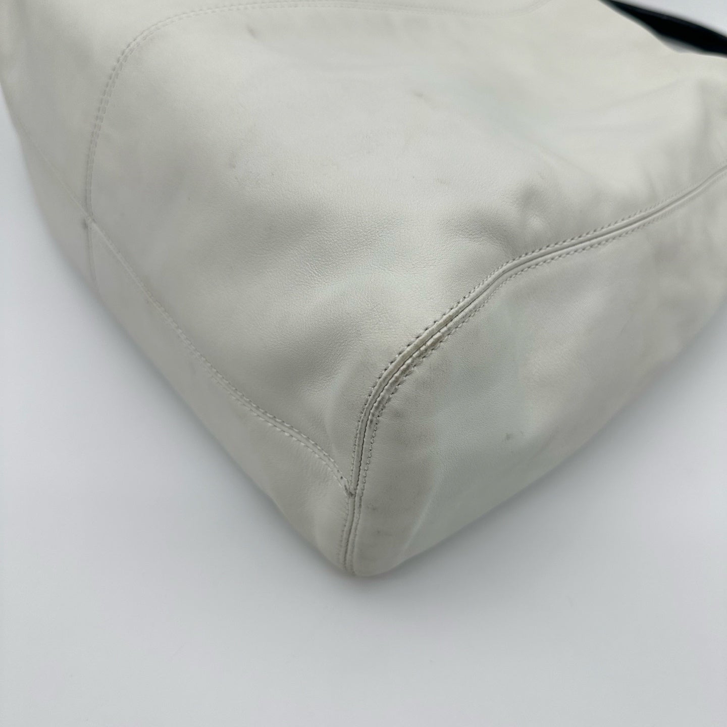 Chanel White Lambskin Black Acrylic Handle Hobo Shoulder Bag [Used]