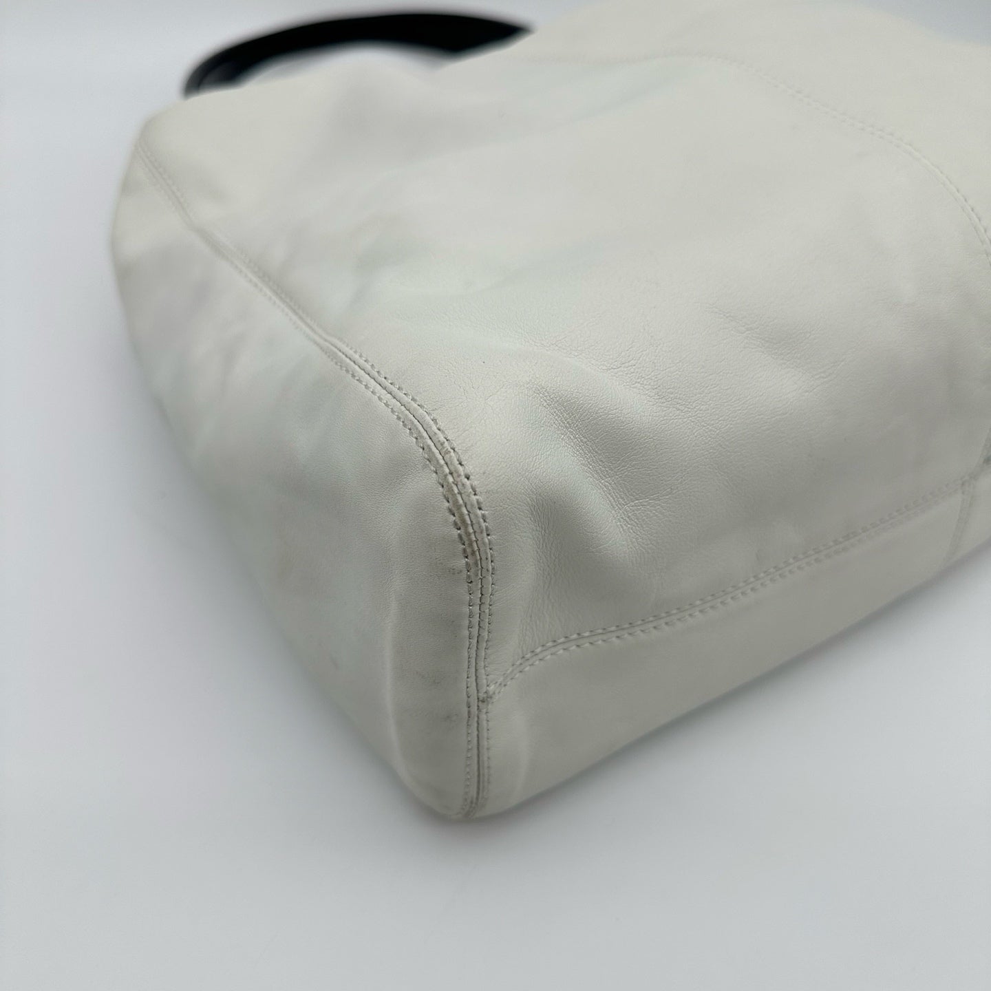 Chanel White Lambskin Black Acrylic Handle Hobo Shoulder Bag [Used]