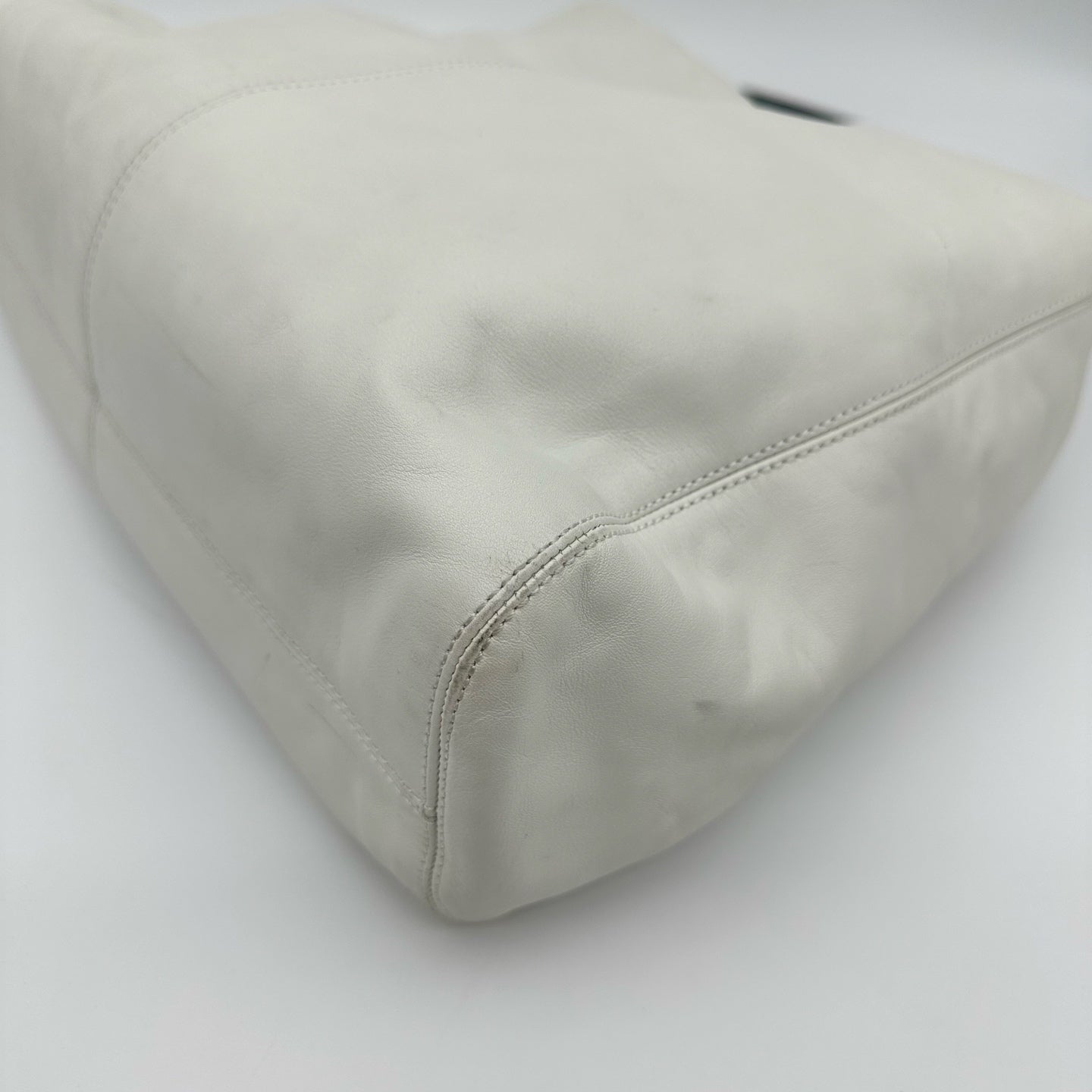 Chanel White Lambskin Black Acrylic Handle Hobo Shoulder Bag [Used]