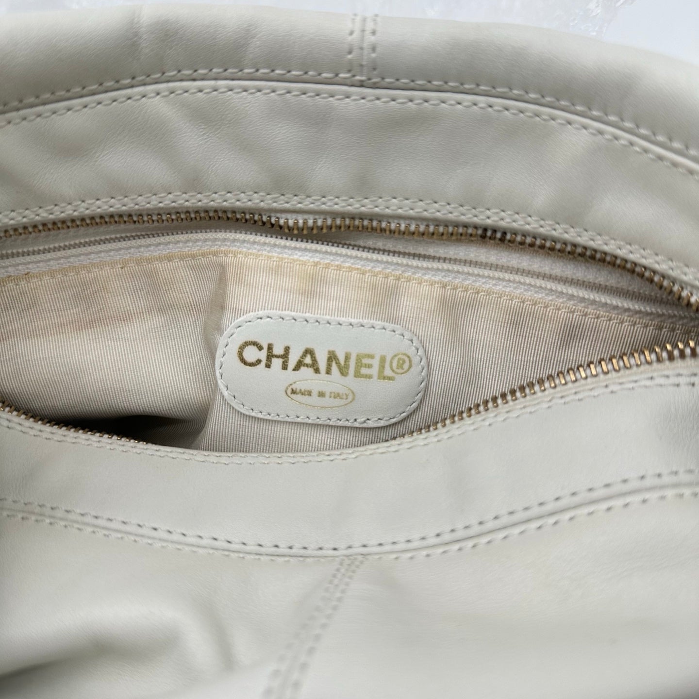 Chanel White Lambskin Black Acrylic Handle Hobo Shoulder Bag [Used]