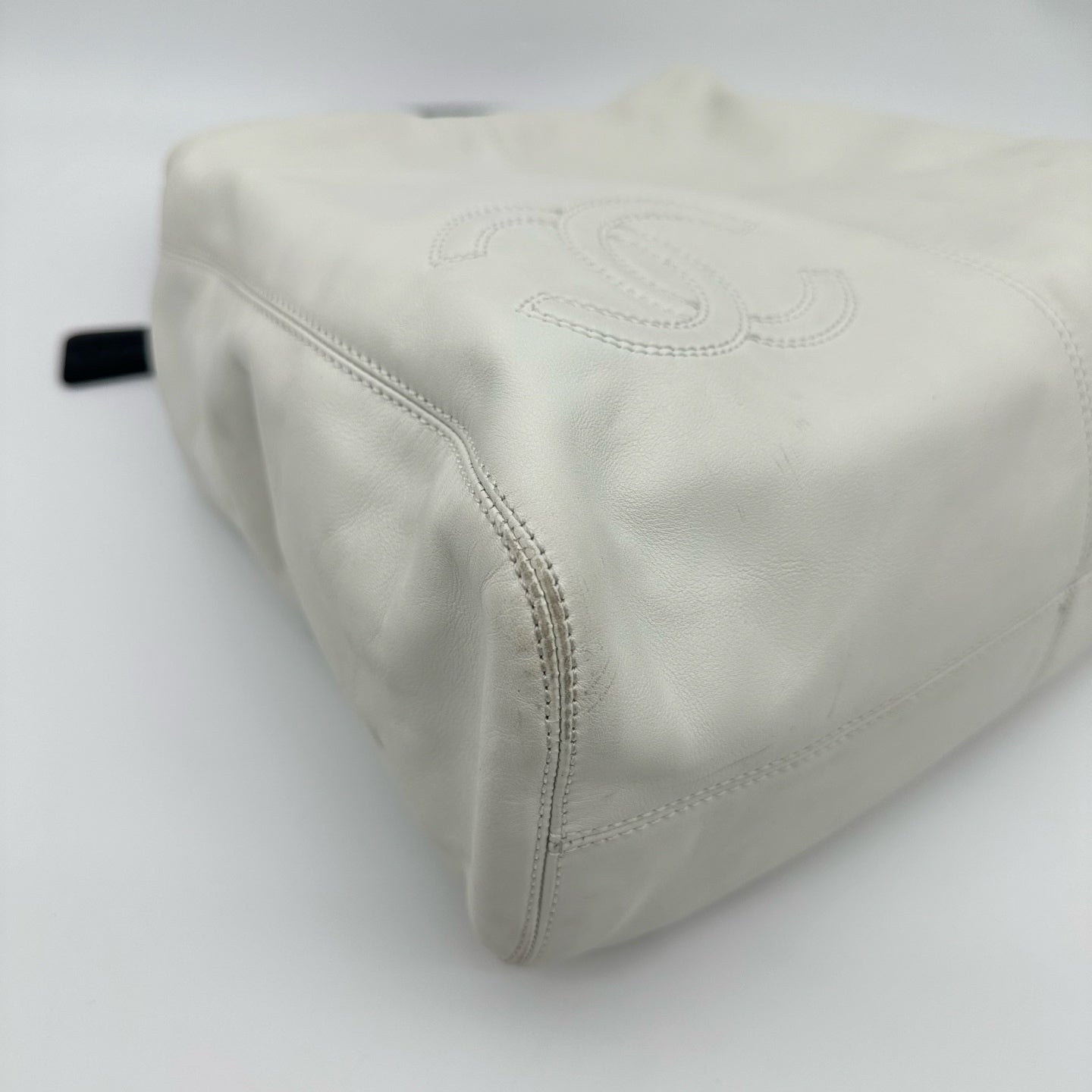 Chanel White Lambskin Black Acrylic Handle Hobo Shoulder Bag [Used]