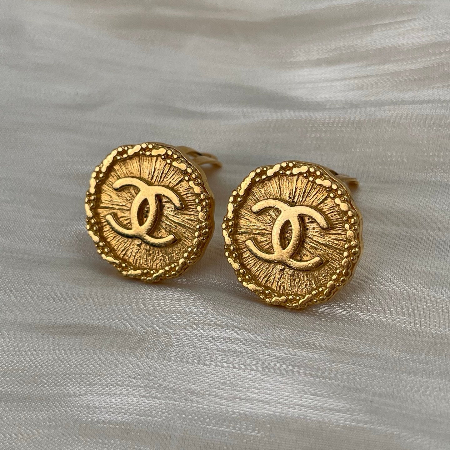 Chanel 96P Gold-Tone Woven “Button” Clip-On Earrings[Used]