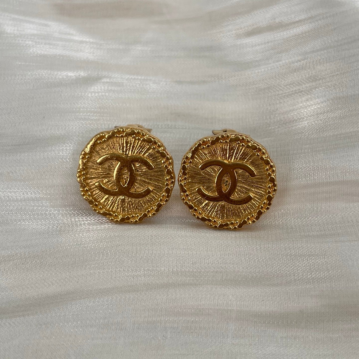 Chanel 96P Gold-Tone Woven “Button” Clip-On Earrings[Used]