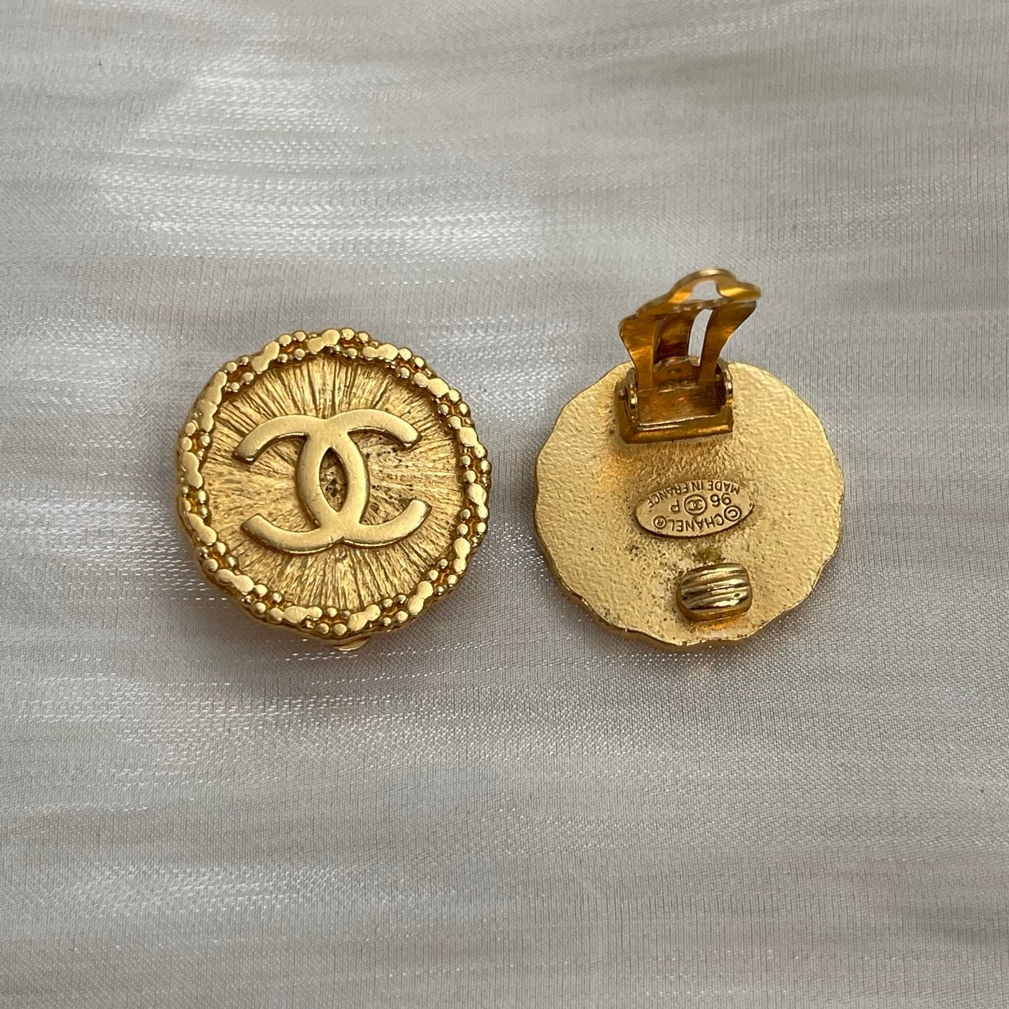 Chanel 96P Gold-Tone Woven “Button” Clip-On Earrings[Used]