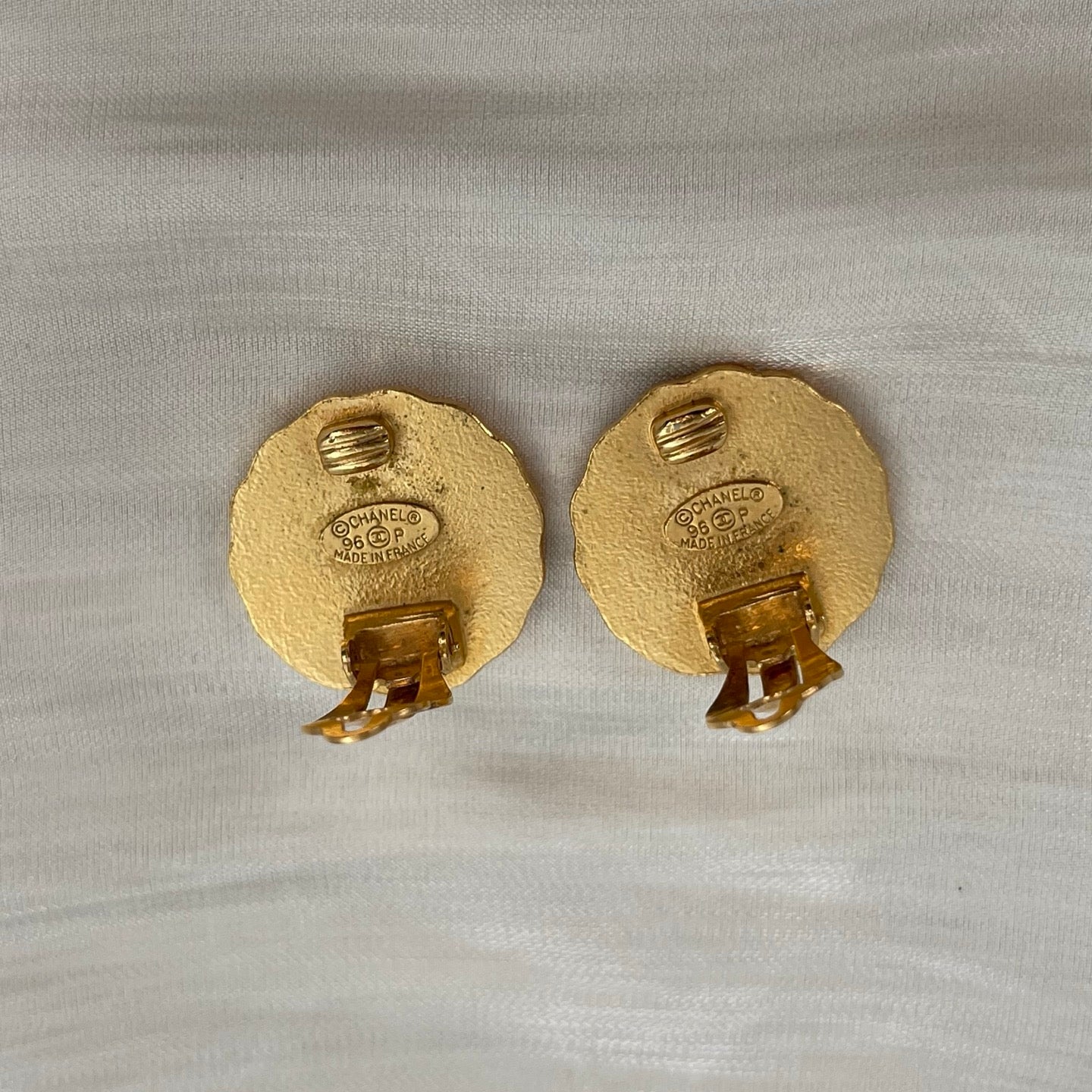 Chanel 96P Gold-Tone Woven “Button” Clip-On Earrings[Used]
