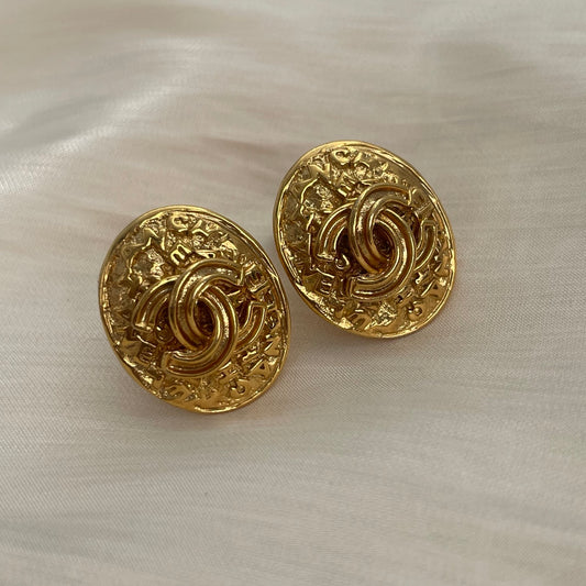 Chanel 95A Vintage Gold-Tone Oval Letter CC Clip-On Earrings [Used]