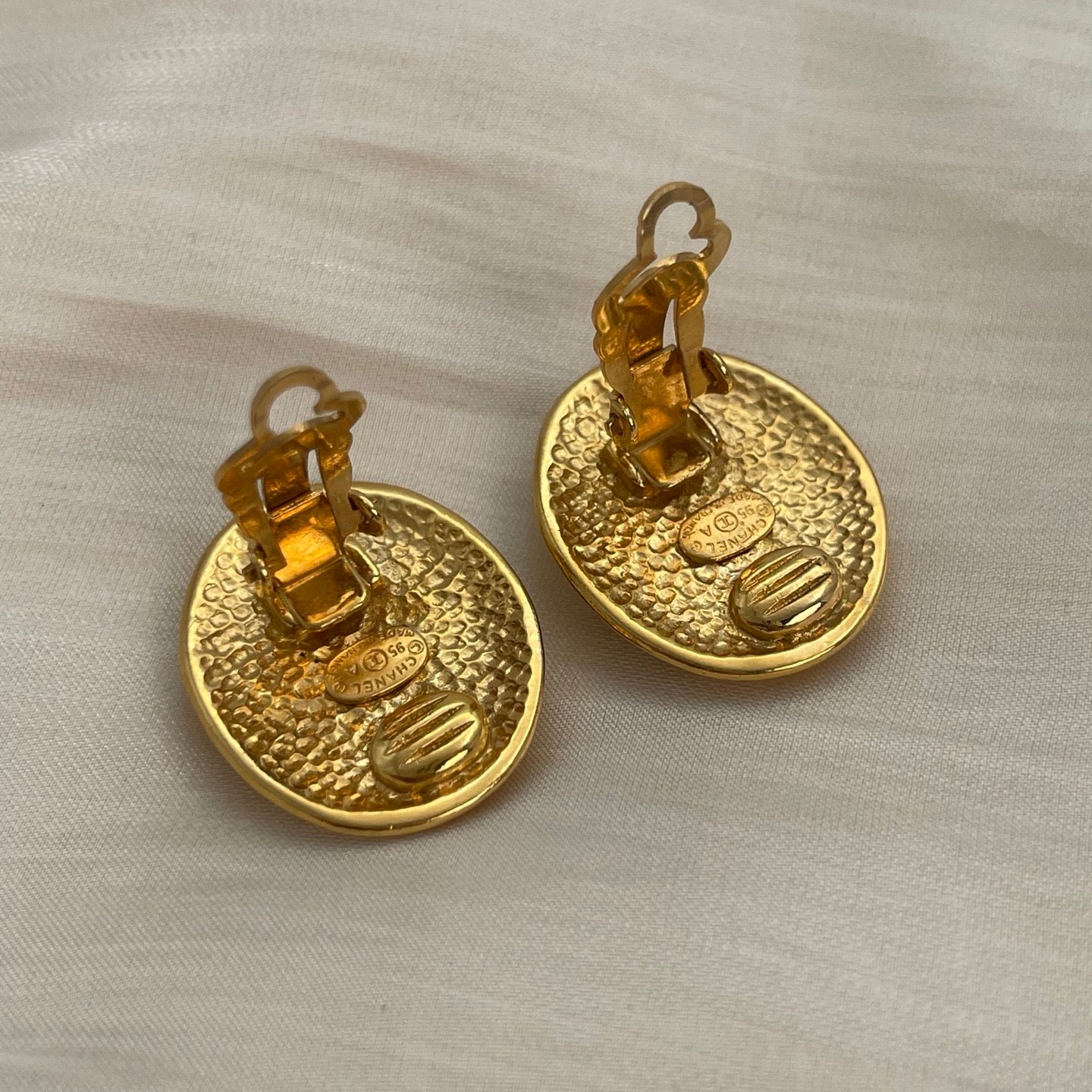 Chanel 95A Vintage Gold-Tone Oval Letter CC Clip-On Earrings [Used]