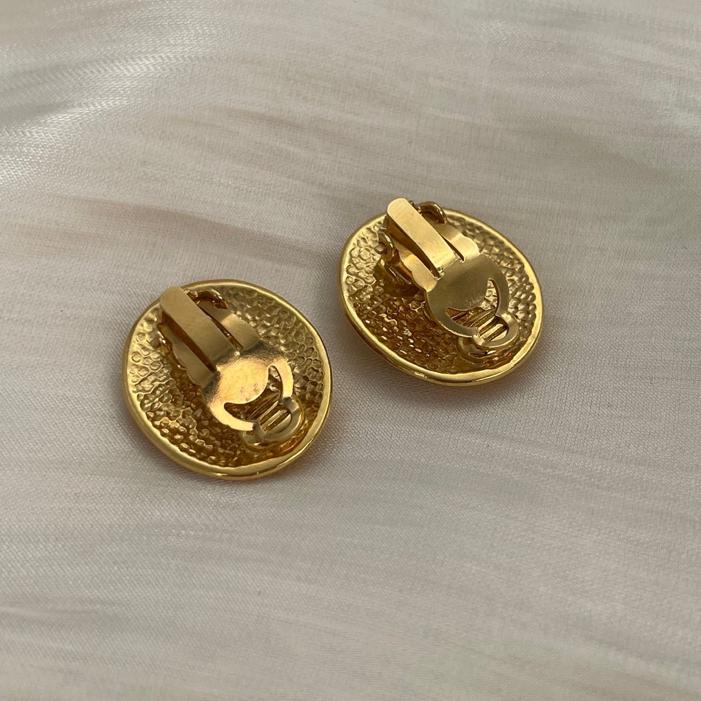 Chanel 95A Vintage Gold-Tone Oval Letter CC Clip-On Earrings [Used]