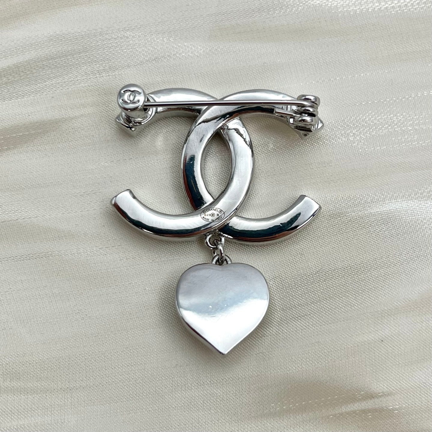 Chanel Coco Mark Heart Brooch with Rhinestones & Pearls – Silver [Used]