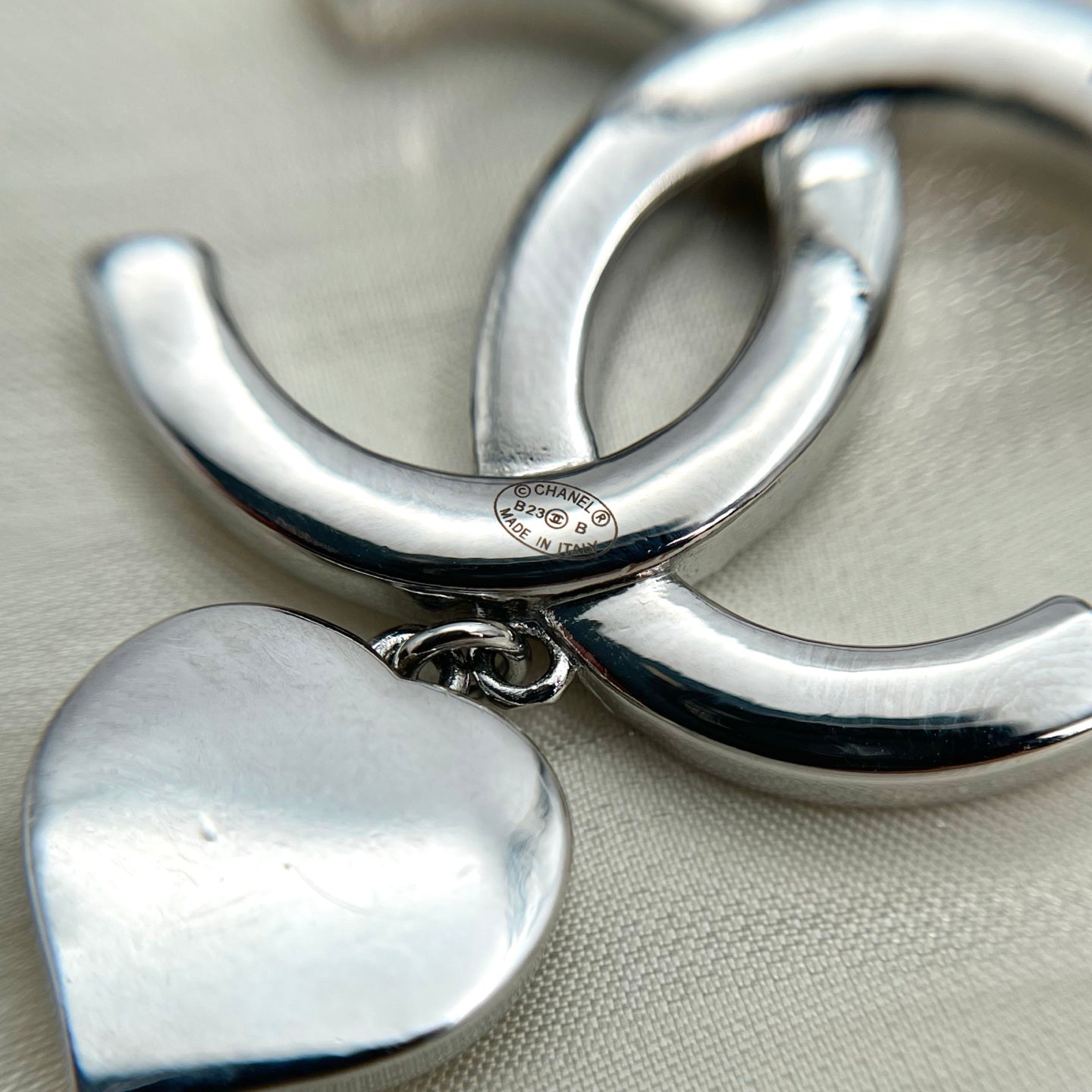 Chanel Coco Mark Heart Brooch with Rhinestones & Pearls – Silver [Used]