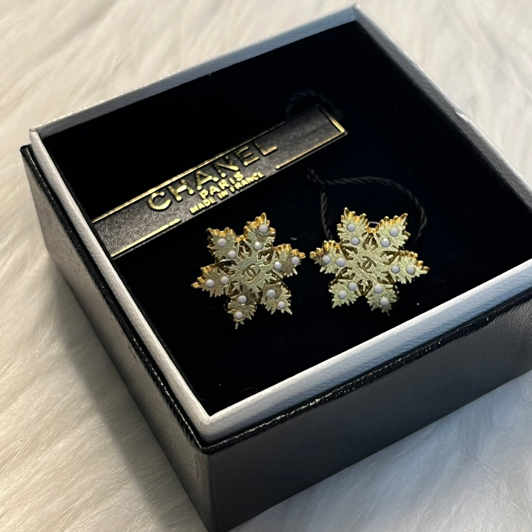 Chanel 2001 Vintage Gold Snowflake Stud Earrings [Used]