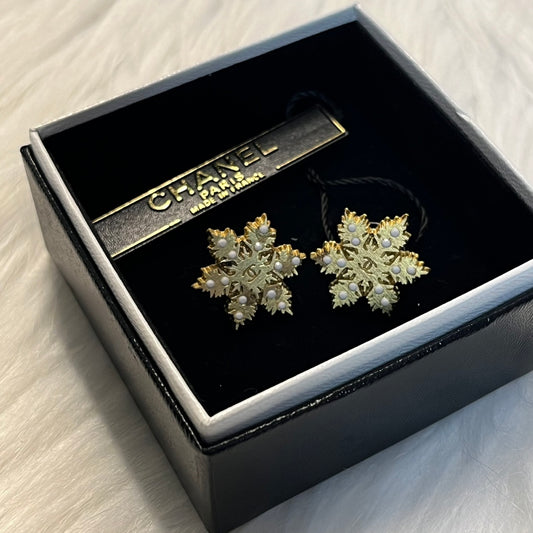 Chanel 2001 Vintage Gold Snowflake Stud Earrings [Used]