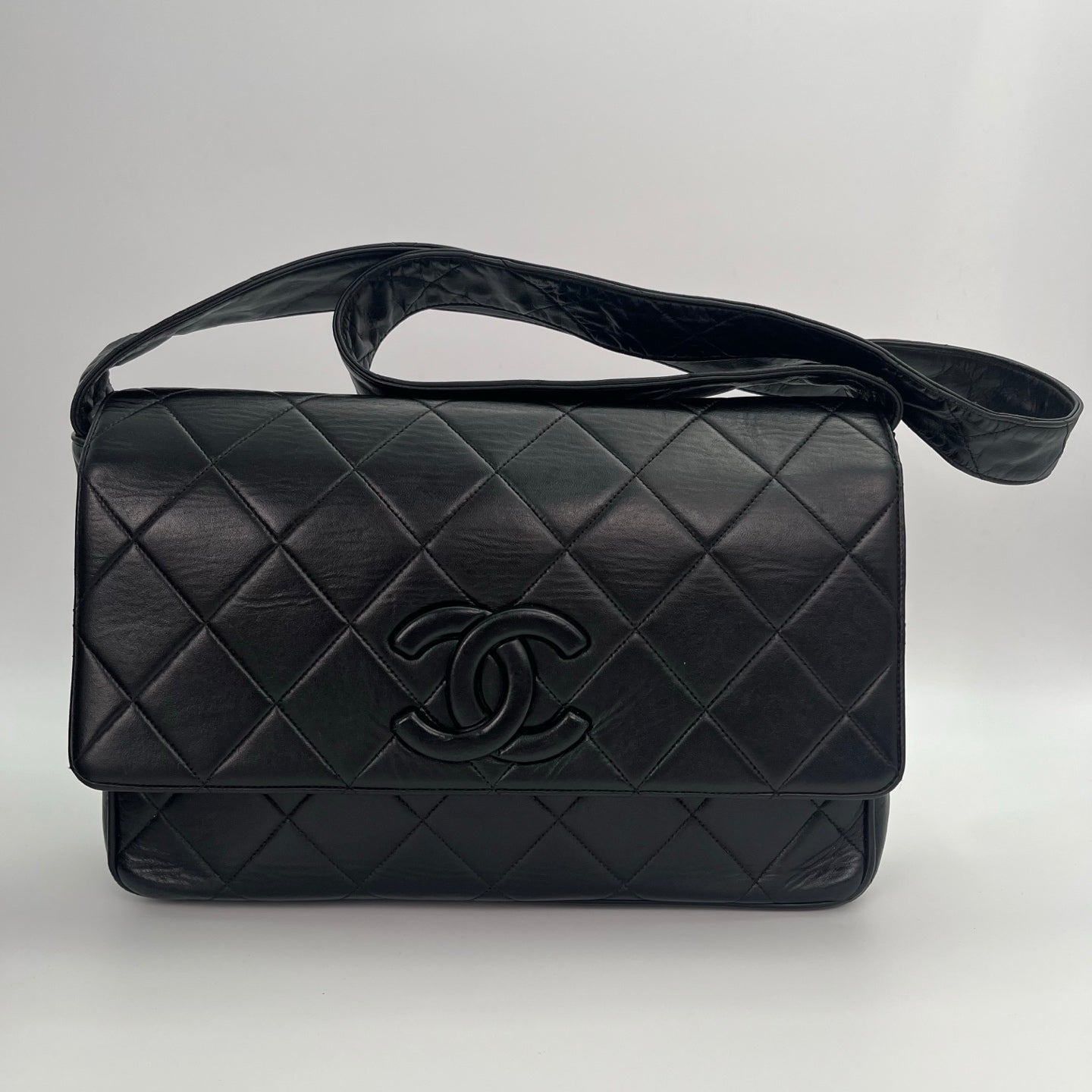 Chanel Black Quilted Lambskin Leather Matelassé Messenger Bag[Used]