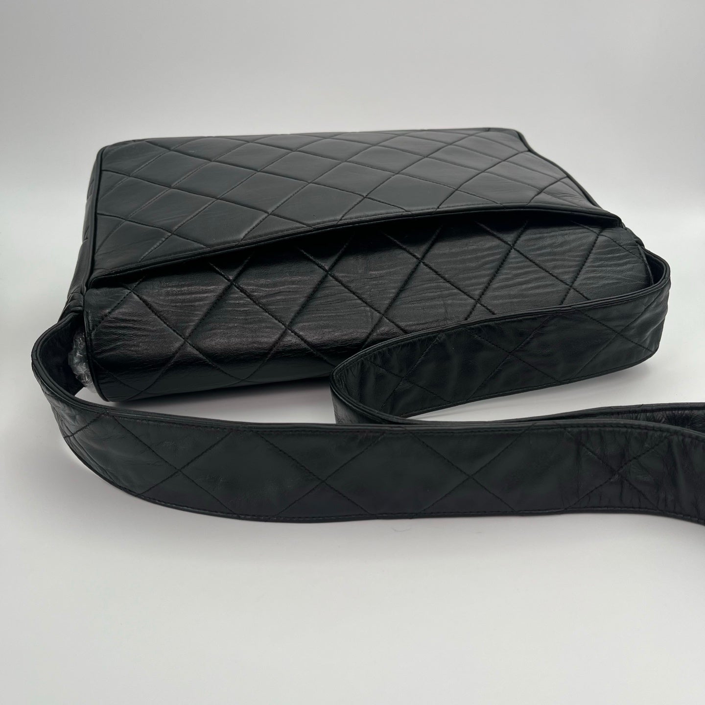 Chanel Black Quilted Lambskin Leather Matelassé Messenger Bag[Used]