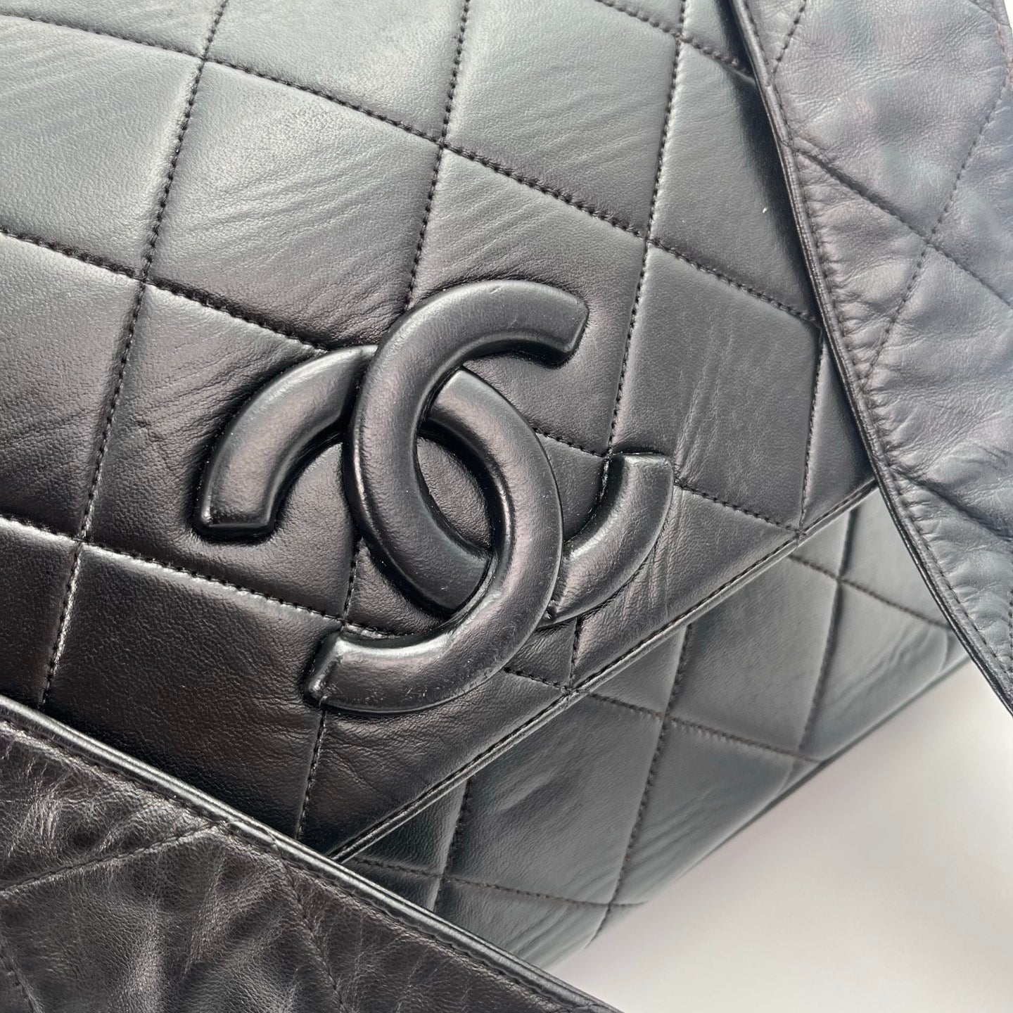 Chanel Black Quilted Lambskin Leather Matelassé Messenger Bag[Used]