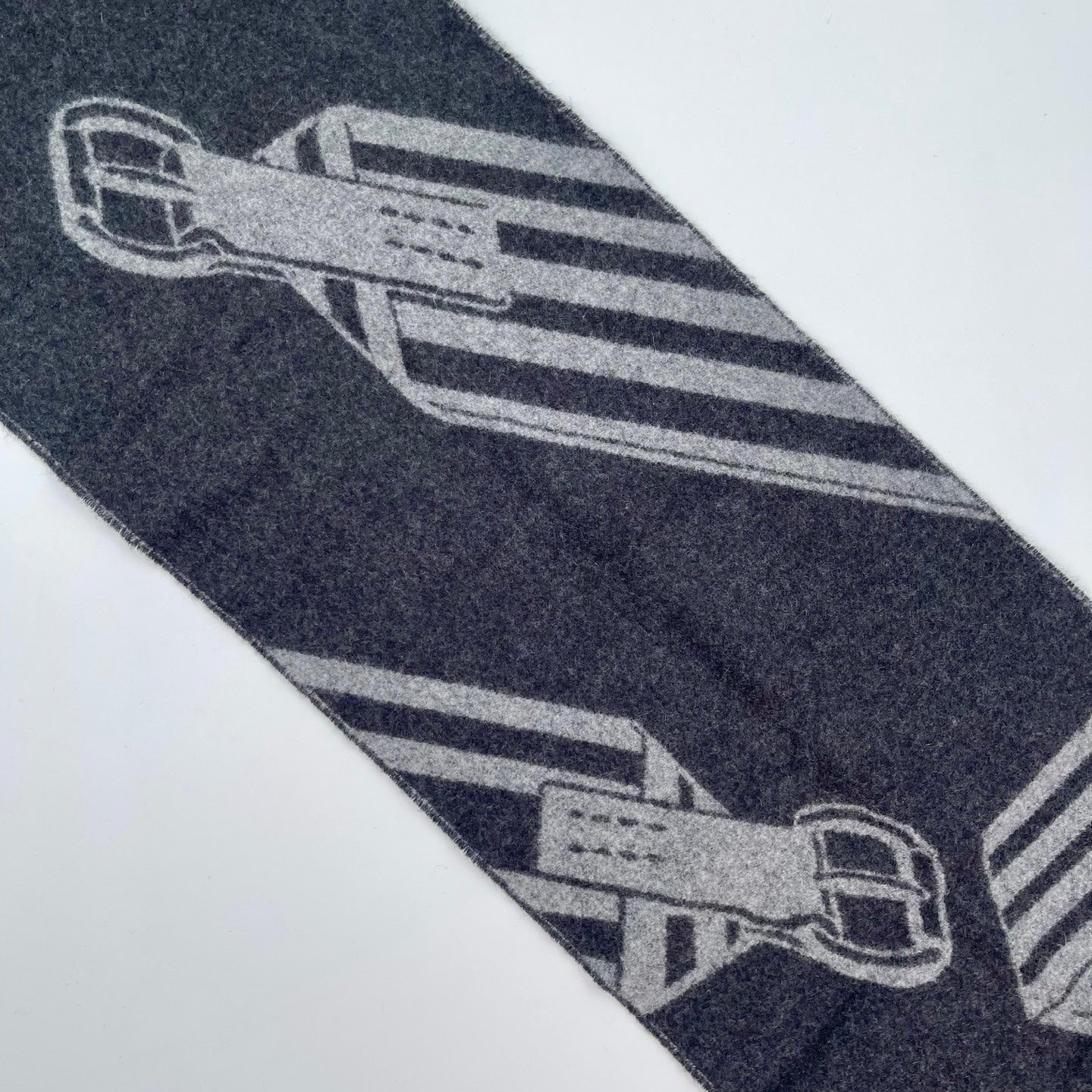 Hermès Sangles en Zig Zag muffler in 100% cashmere [All New]