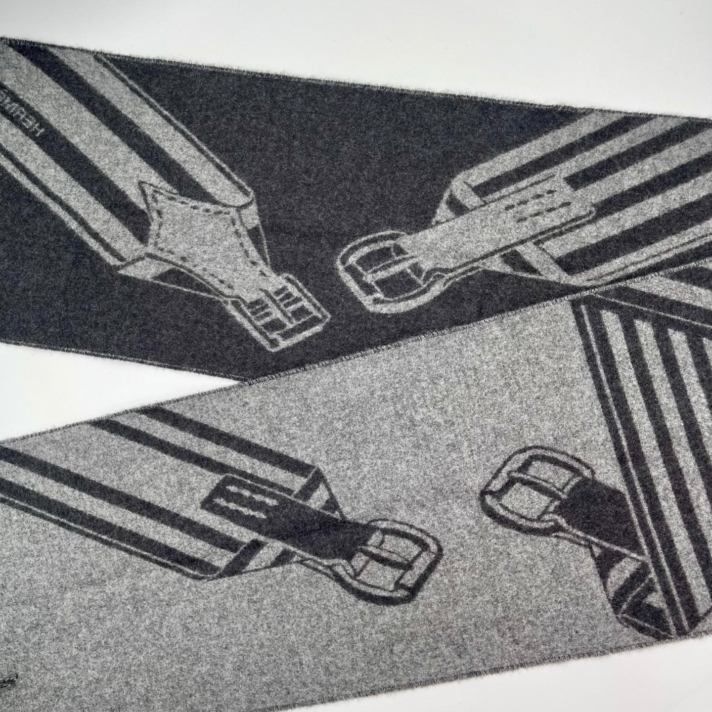 Hermès Sangles en Zig Zag muffler in 100% cashmere [All New]