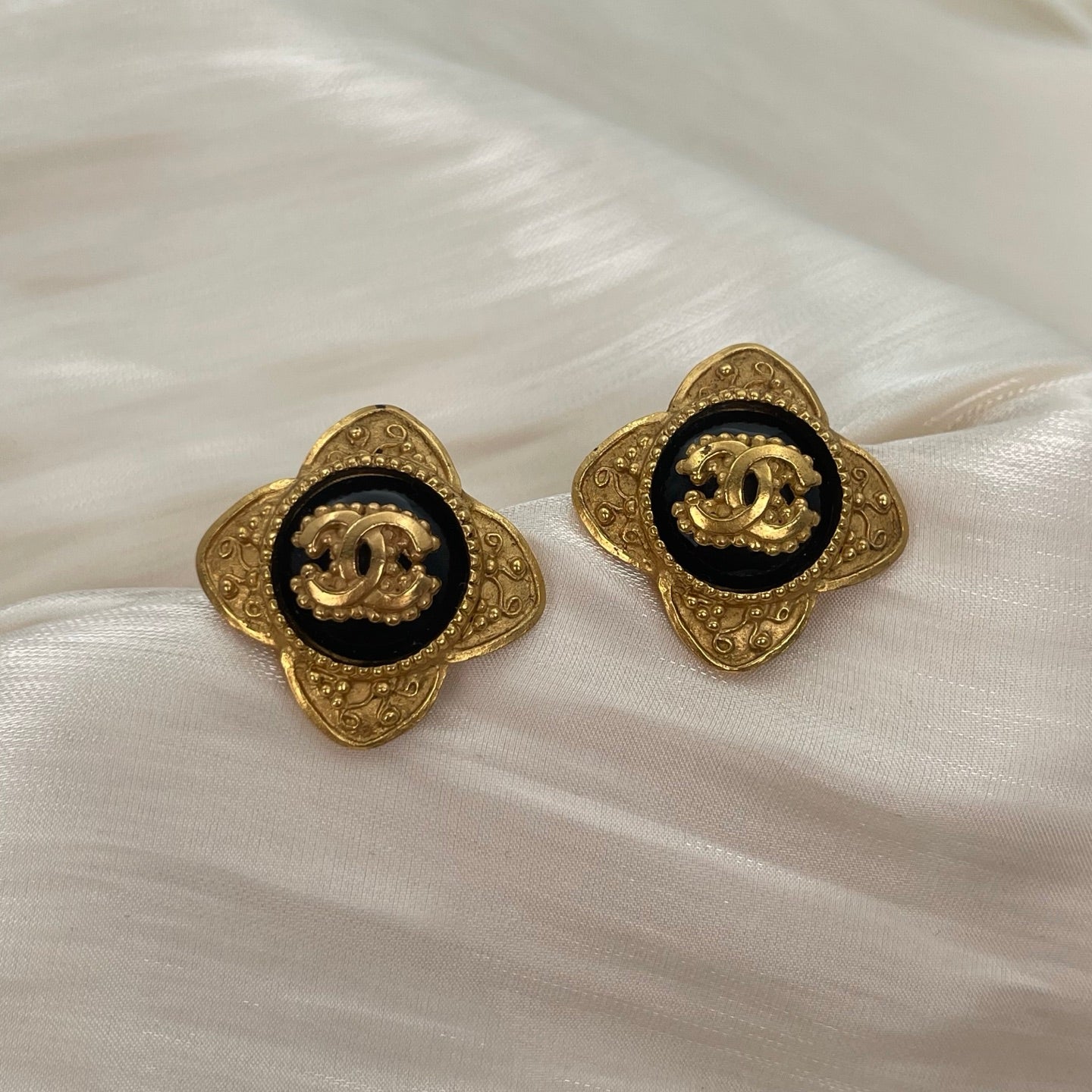 CHANEL Vintage Black & Gold Clover Grape Vine Clip-On Earrings [Used]