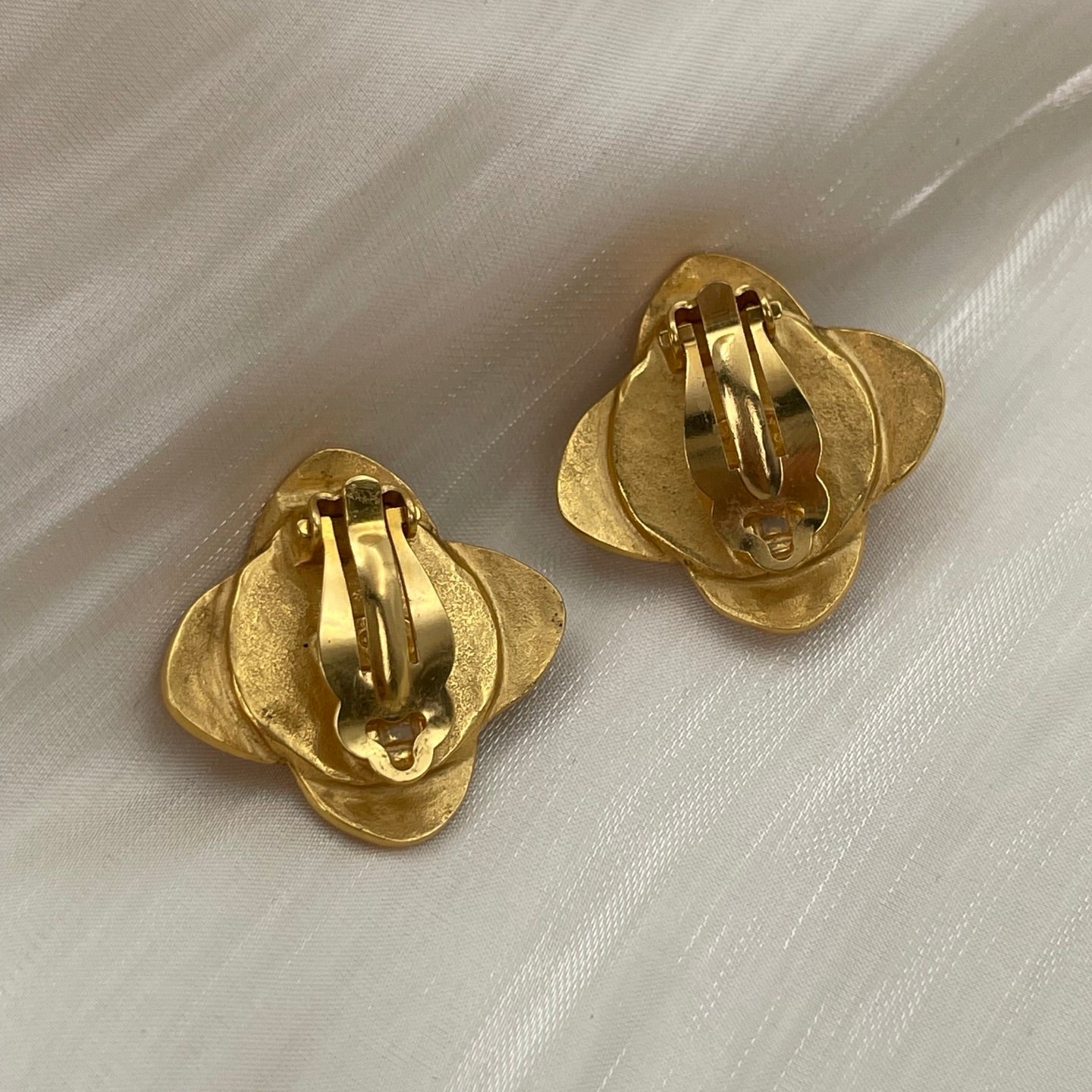 CHANEL Vintage Black & Gold Clover Grape Vine Clip-On Earrings [Used]