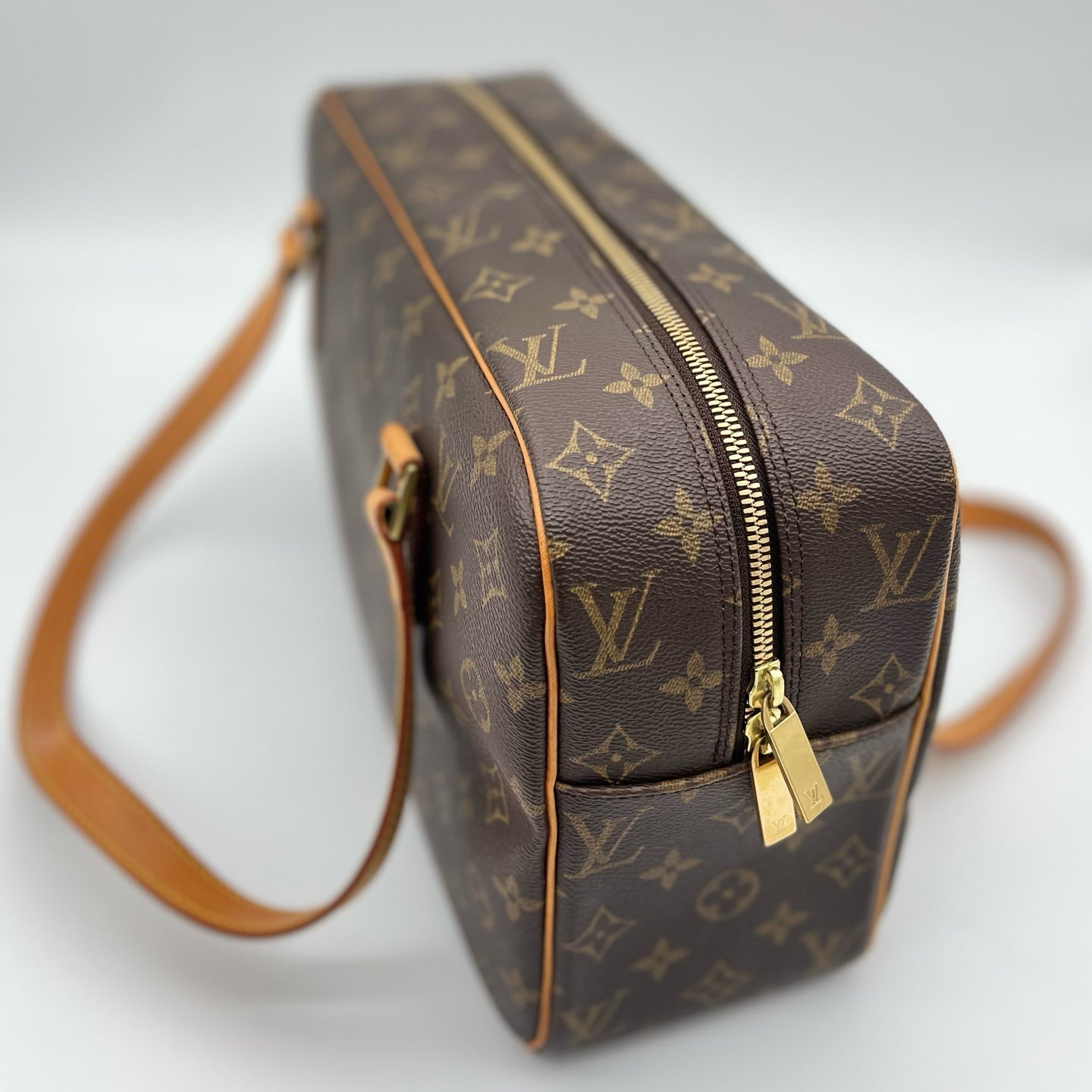 Louis Vuitton Monogram Canvas Open Top Handbag [Used]